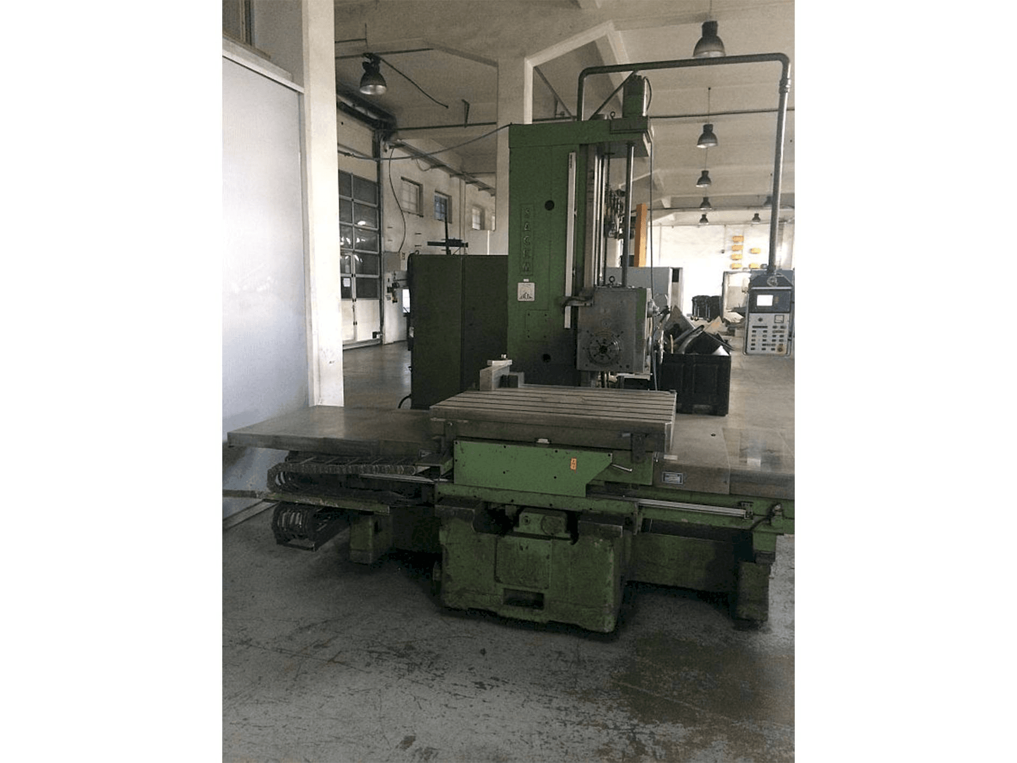 Čelní pohled na Sacem MST-XC/110 A/C stroj