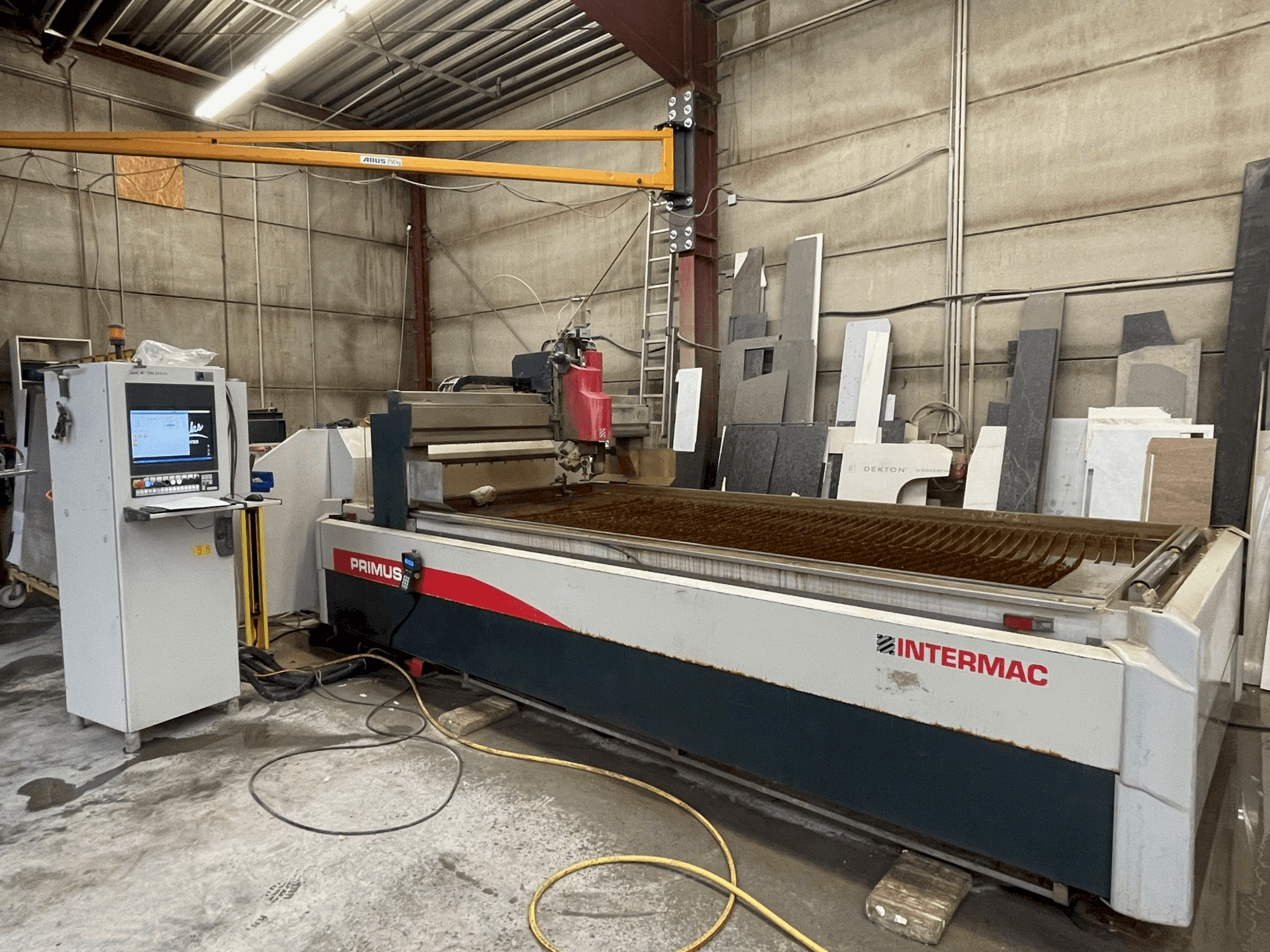 Čelní pohled na Intermac Primus 184 stroj