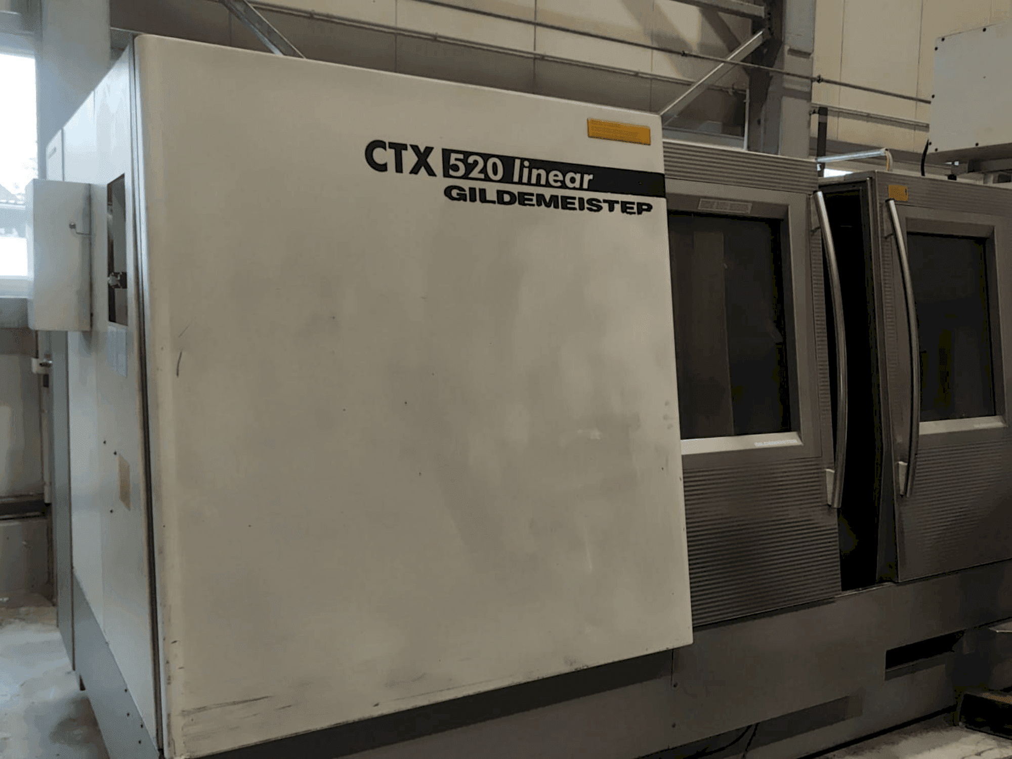Čelní pohled na Gildemeister CTX 520 linear stroj