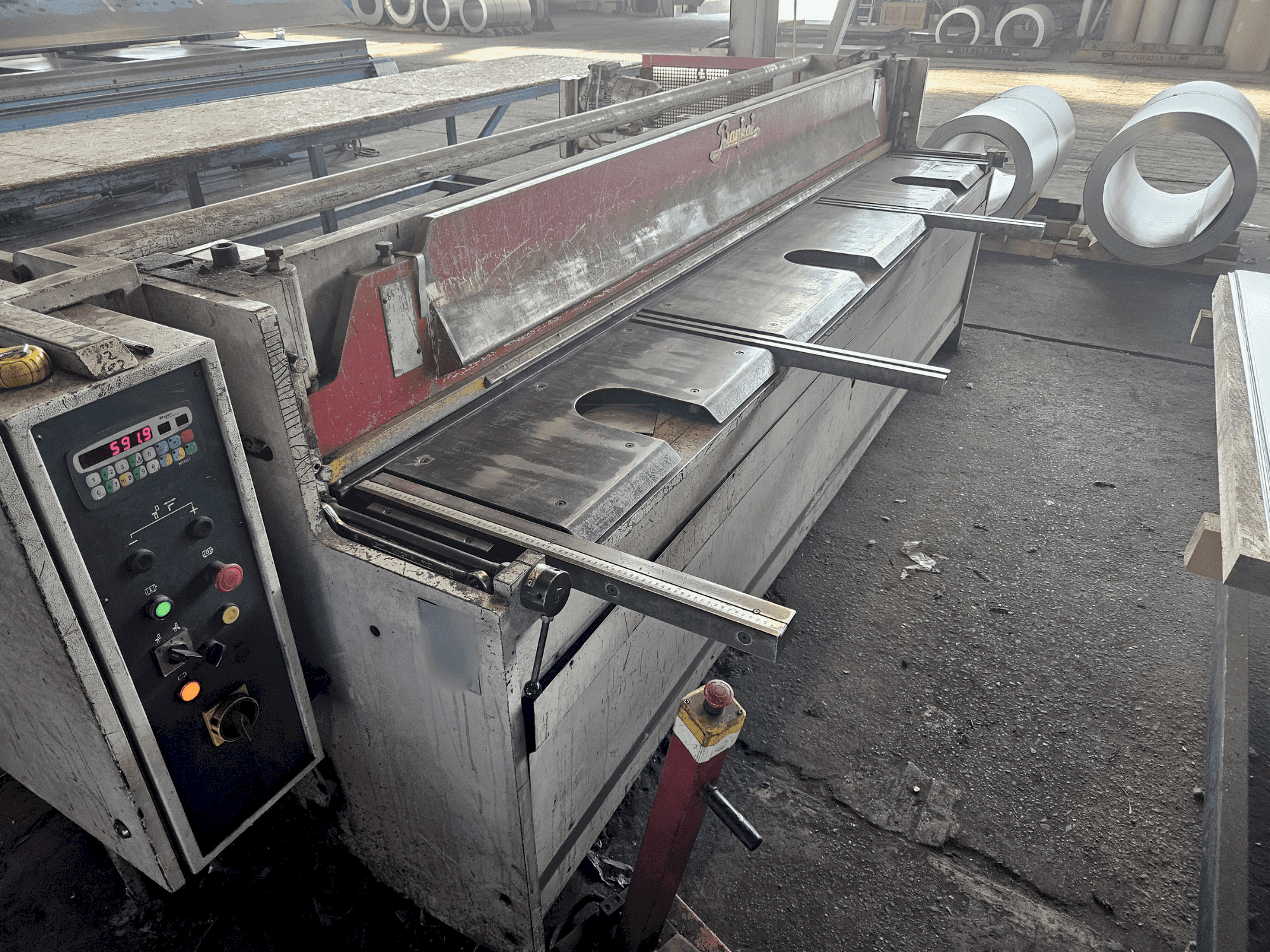 Čelní pohled na Baykal RGS 3150x3 stroj