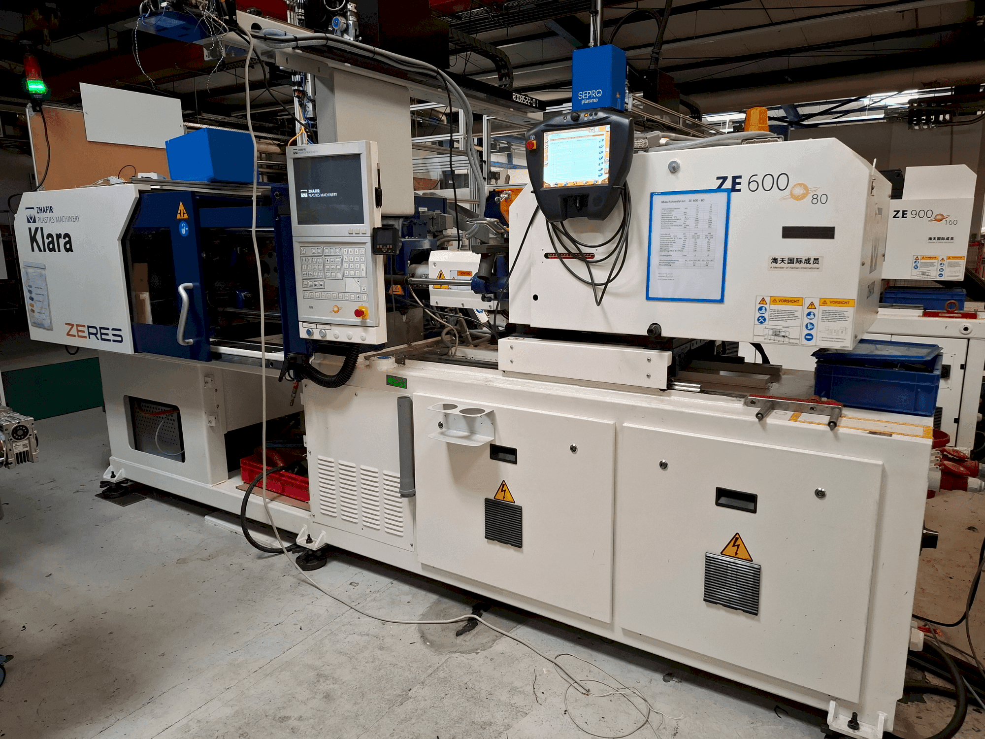 Čelní pohled na HAITIAN ZHAFIR Zeres ZE600 stroj