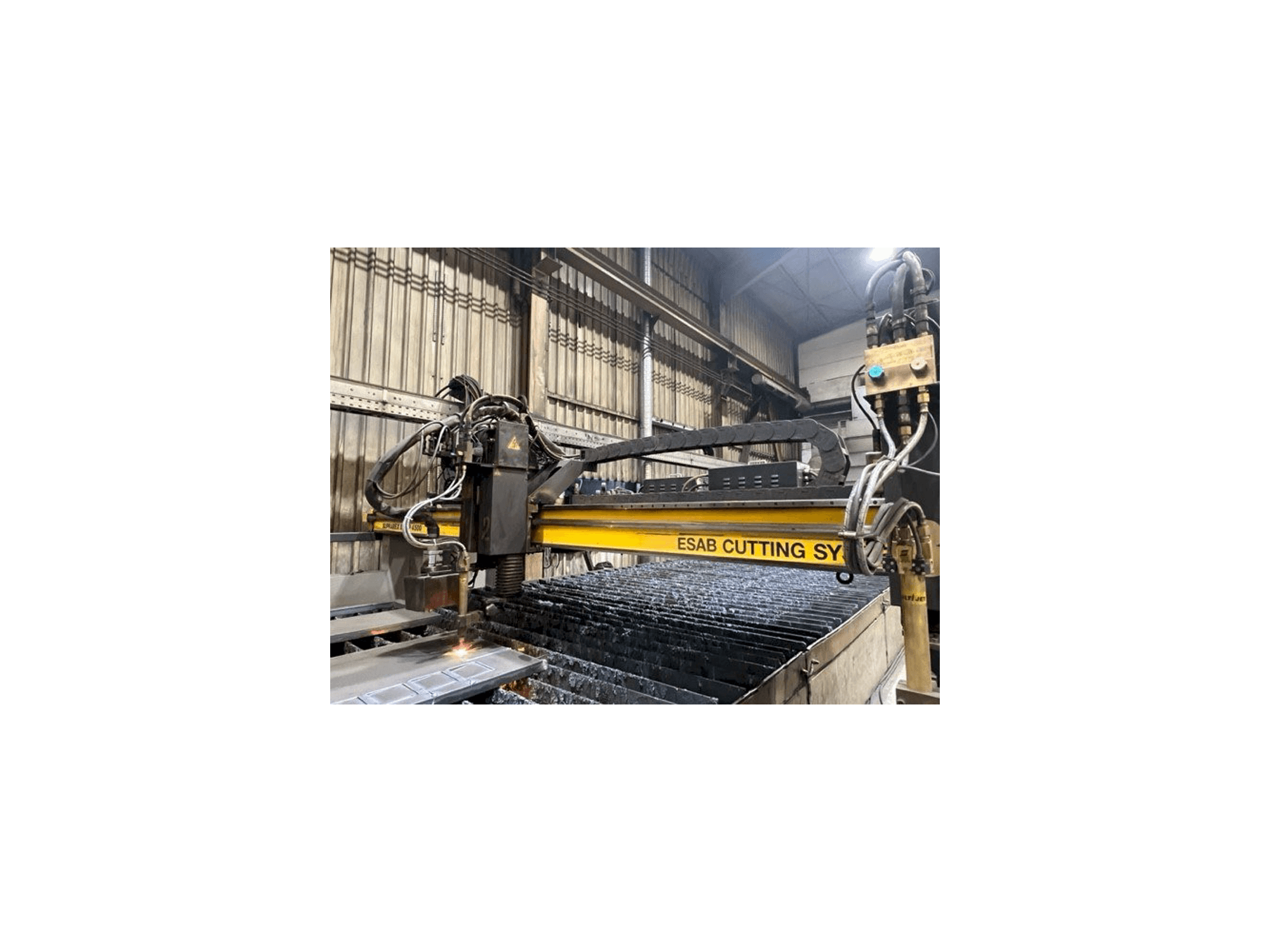 Čelní pohled na ESAB SXE-P14500 SUPRAREX stroj