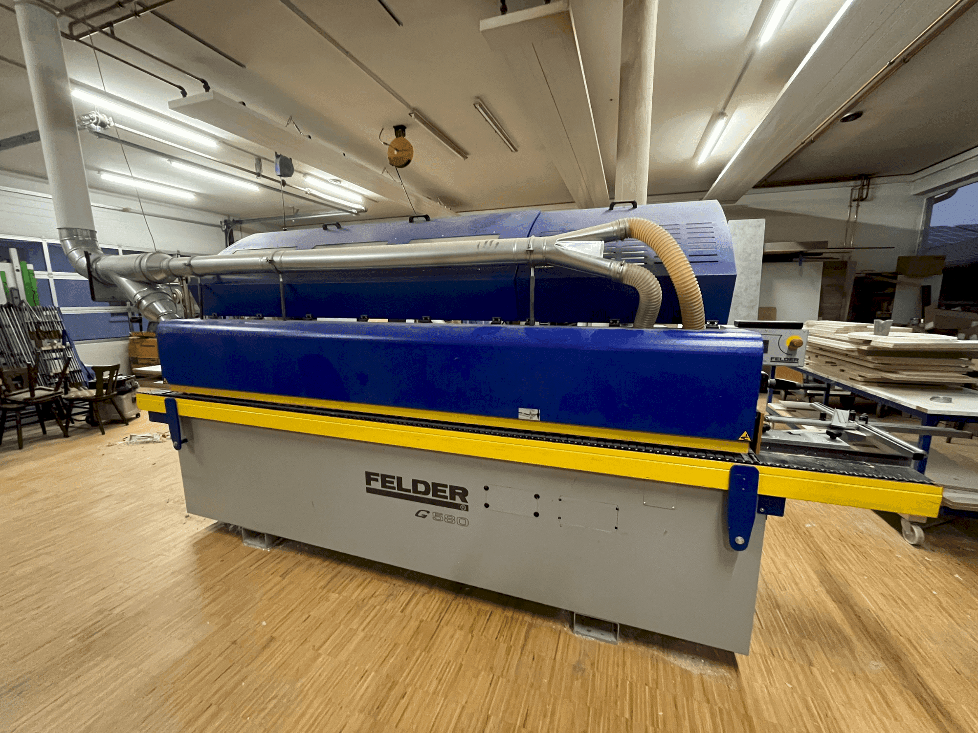 Čelní pohled na FELDER MG580 stroj