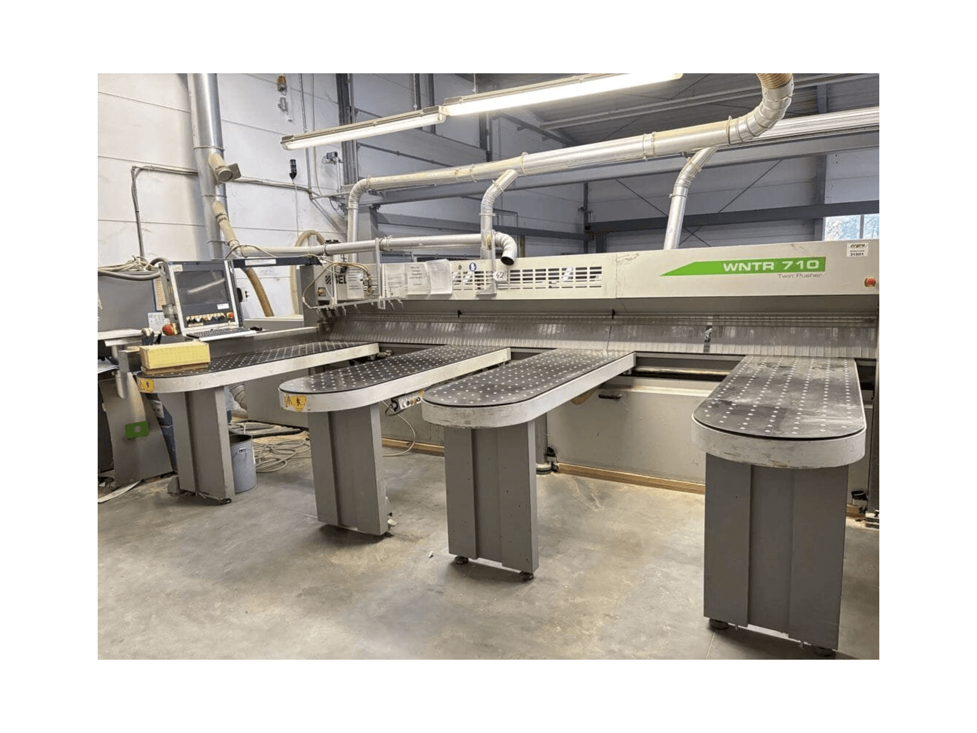 Čelní pohled na SELCO WNTR 710 stroj