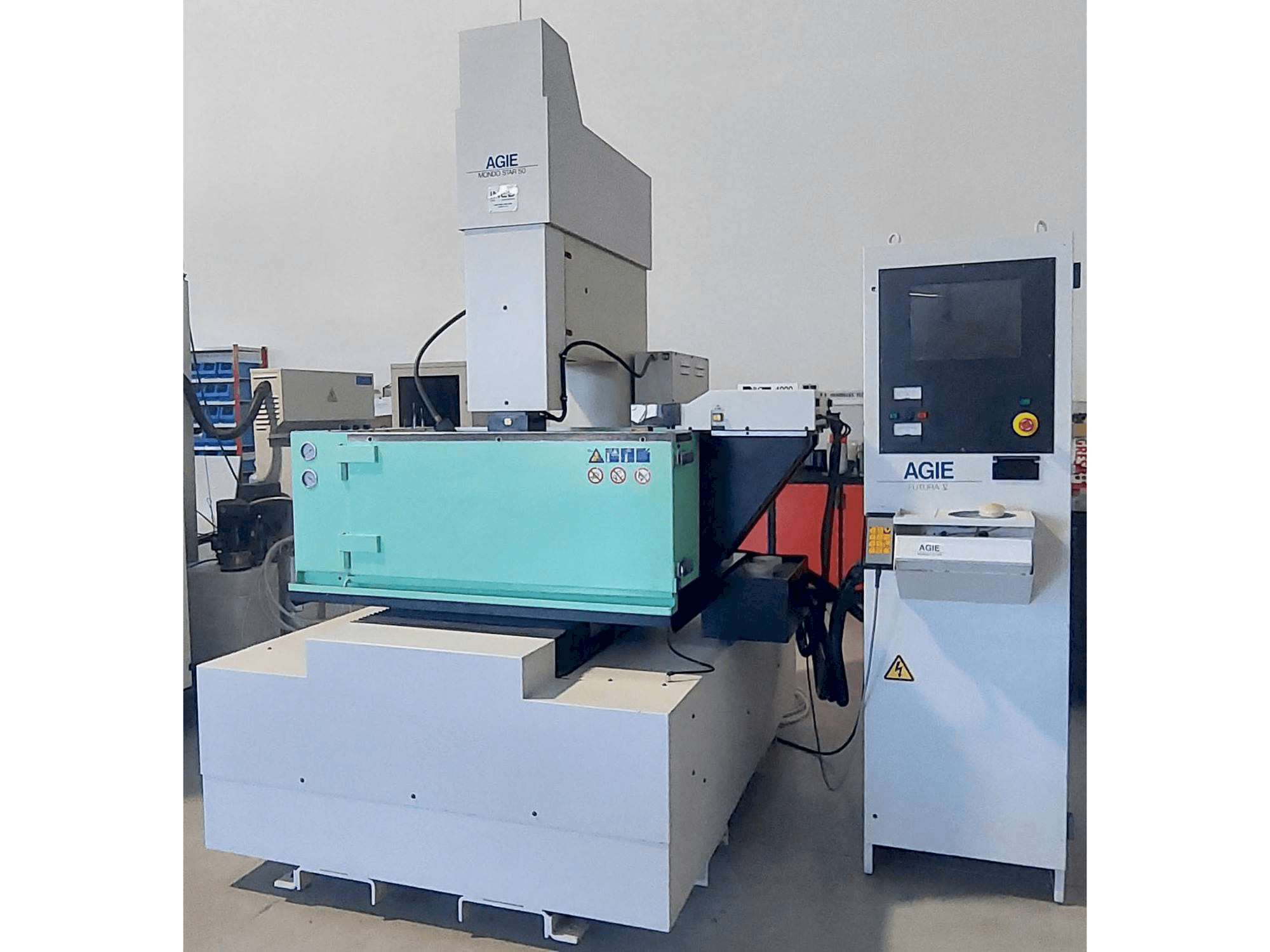 Čelní pohled na AGIE MONDO STAR 50 stroj
