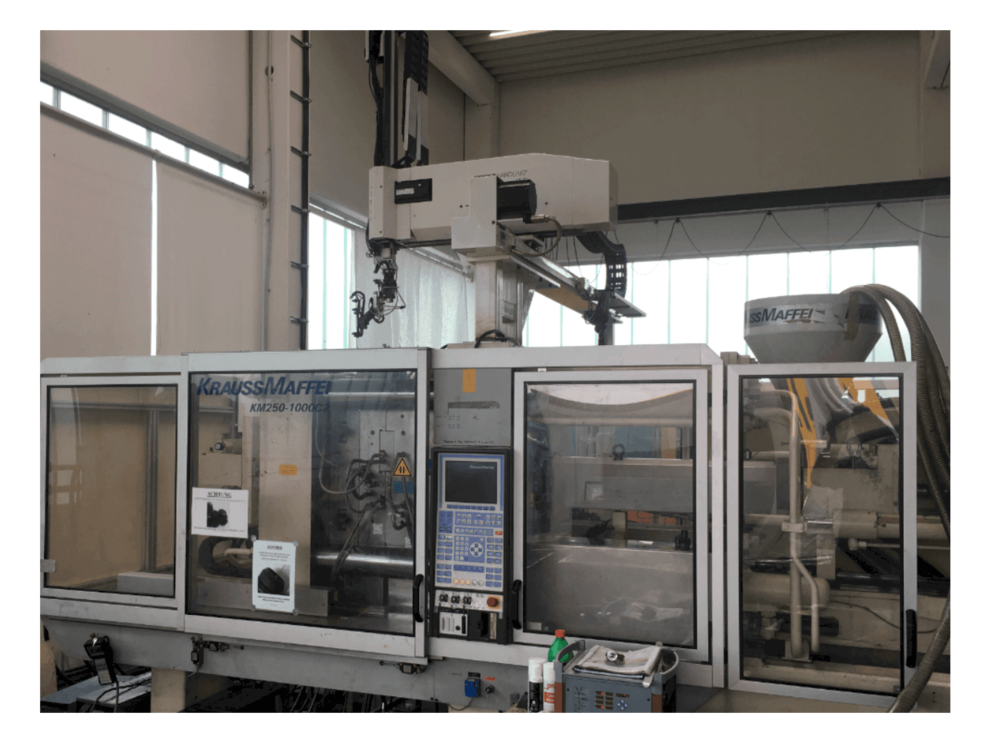 Čelní pohled na Krauss Maffei 250-1000 C2 stroj