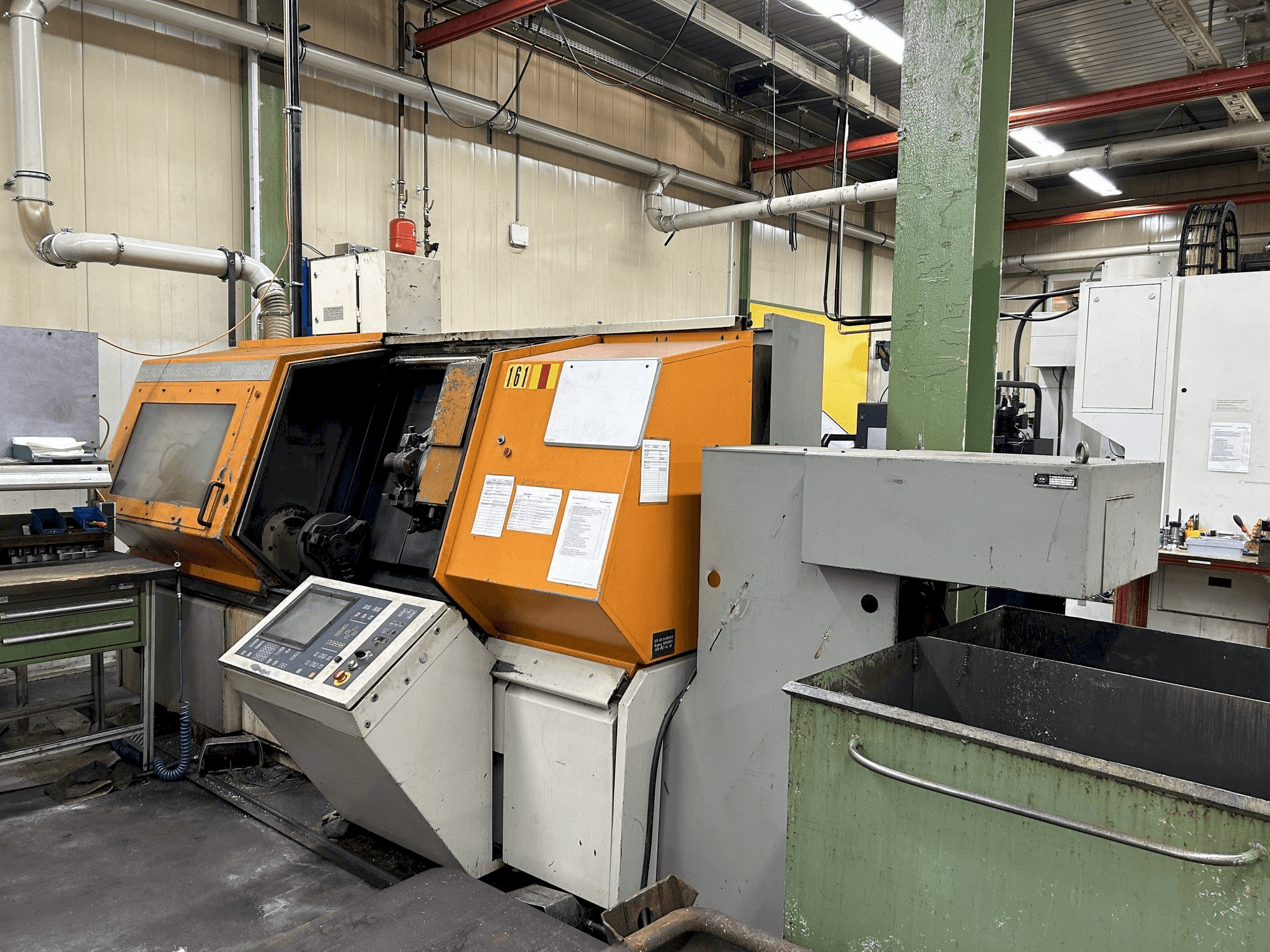 Pravý pohled na BOEHRINGER VDF 180 C-U stroj