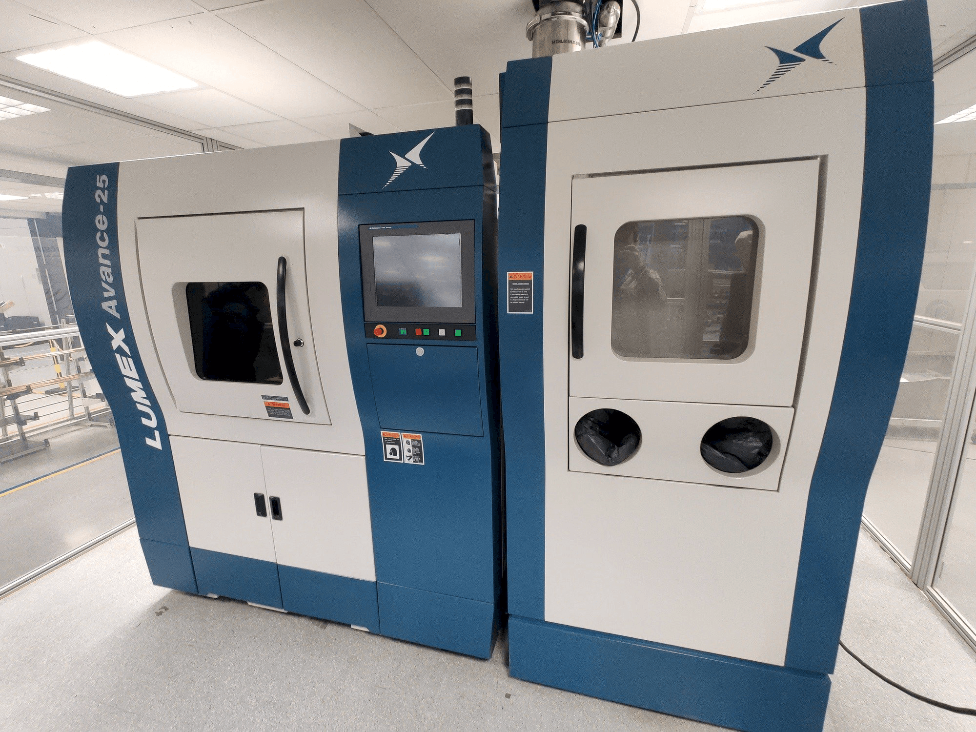 Čelní pohled na Matsuura Lumex Avance-25 stroj