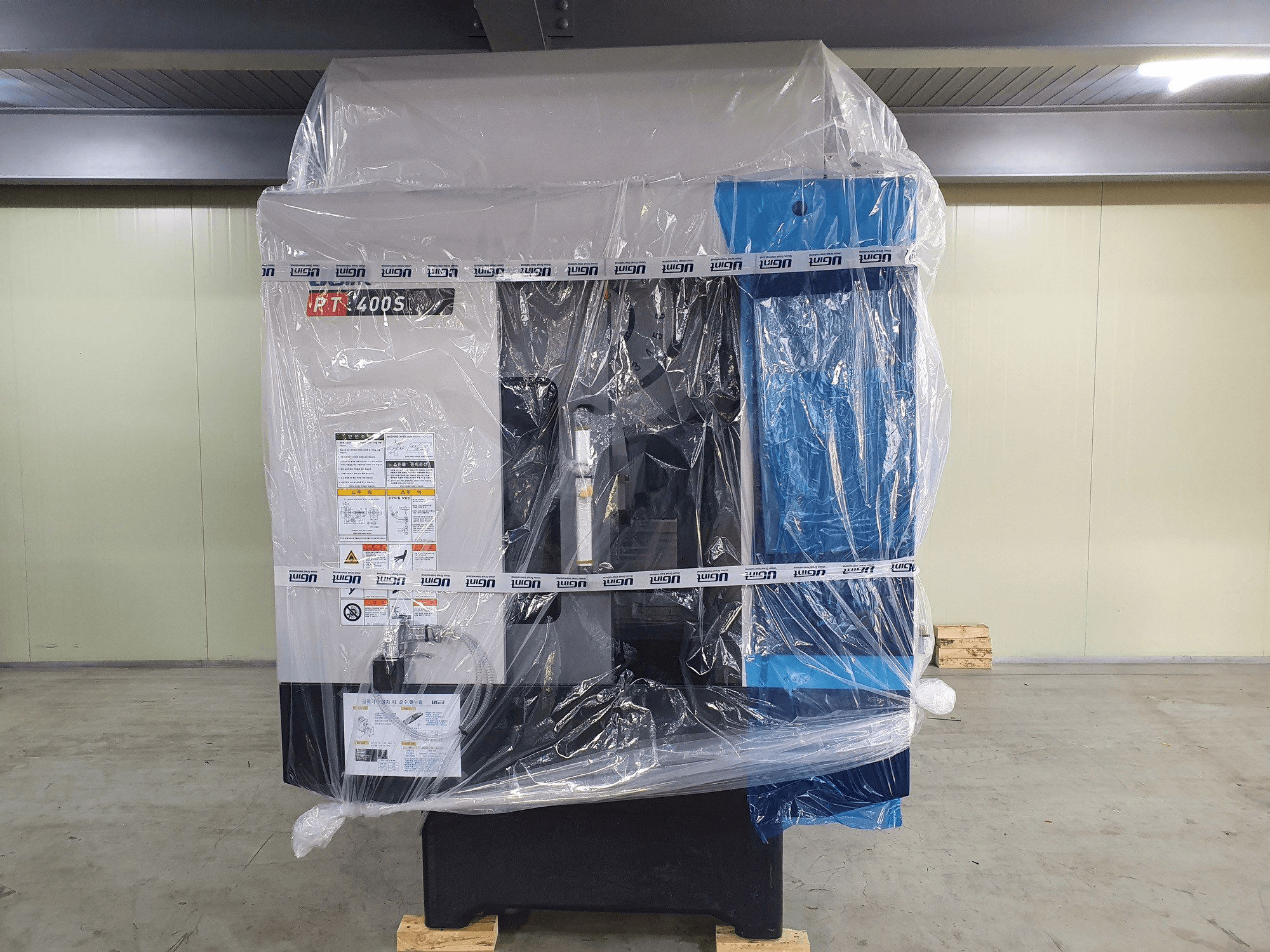 Čelní pohled na UGINT PT400S stroj