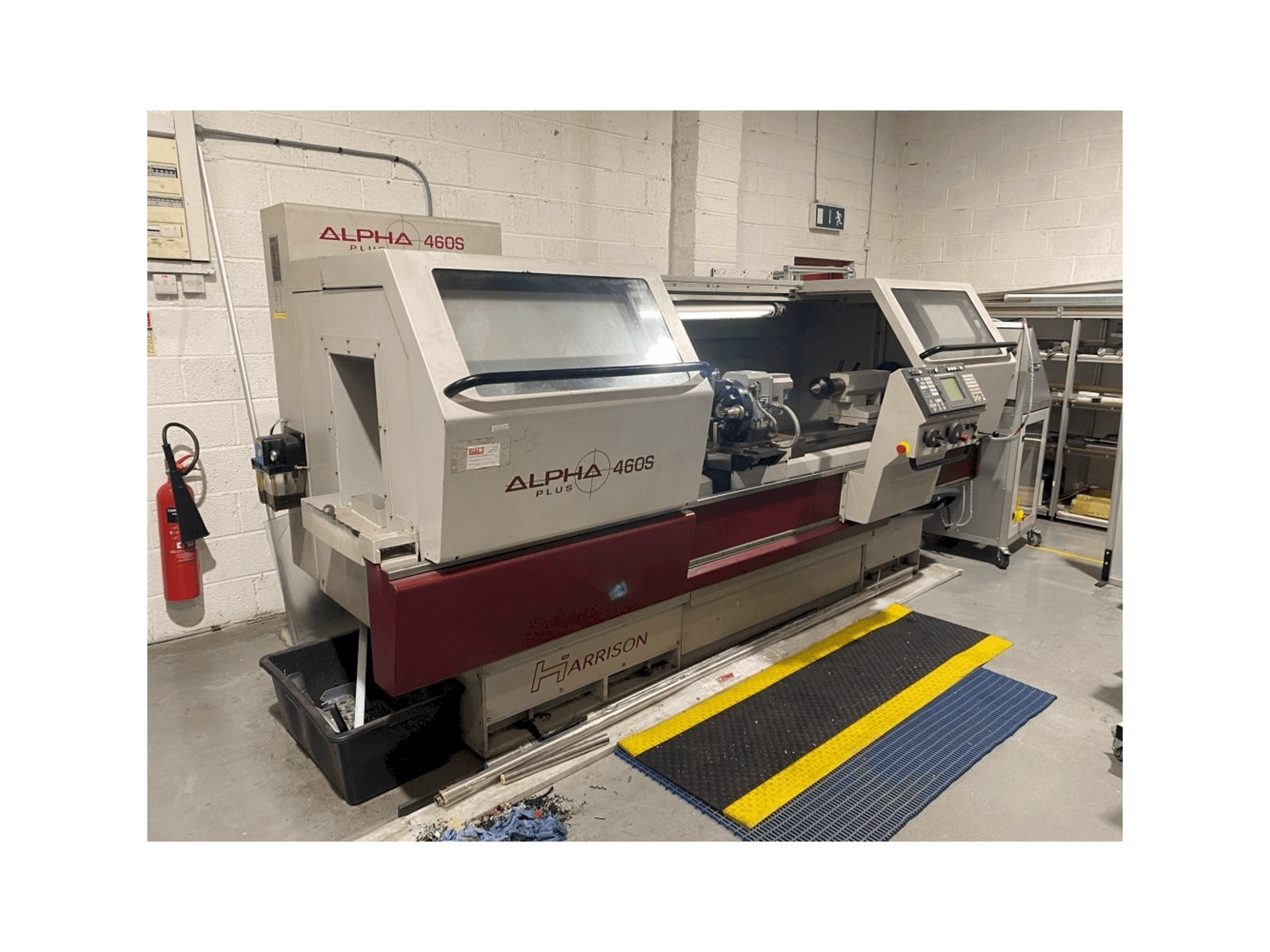 Čelní pohled na Harrison Alpha 460S Plus stroj