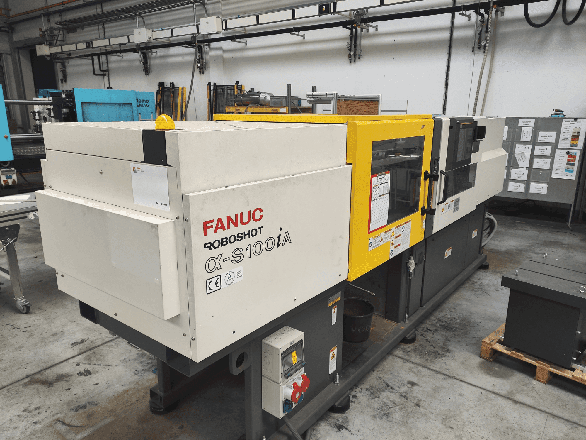 Čelní pohled na FANUC α-S100A stroj