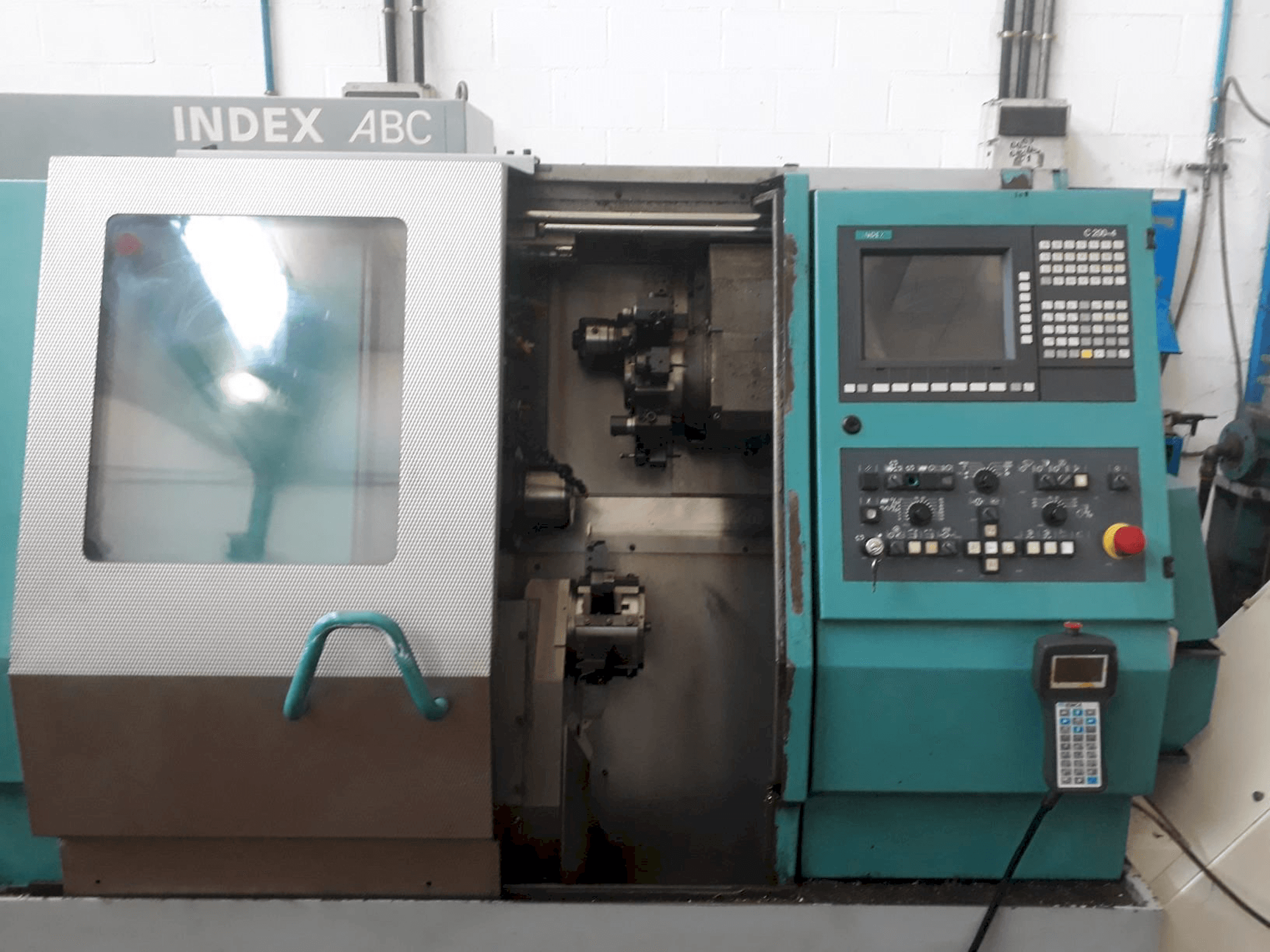 Čelní pohled na Index ABC stroj