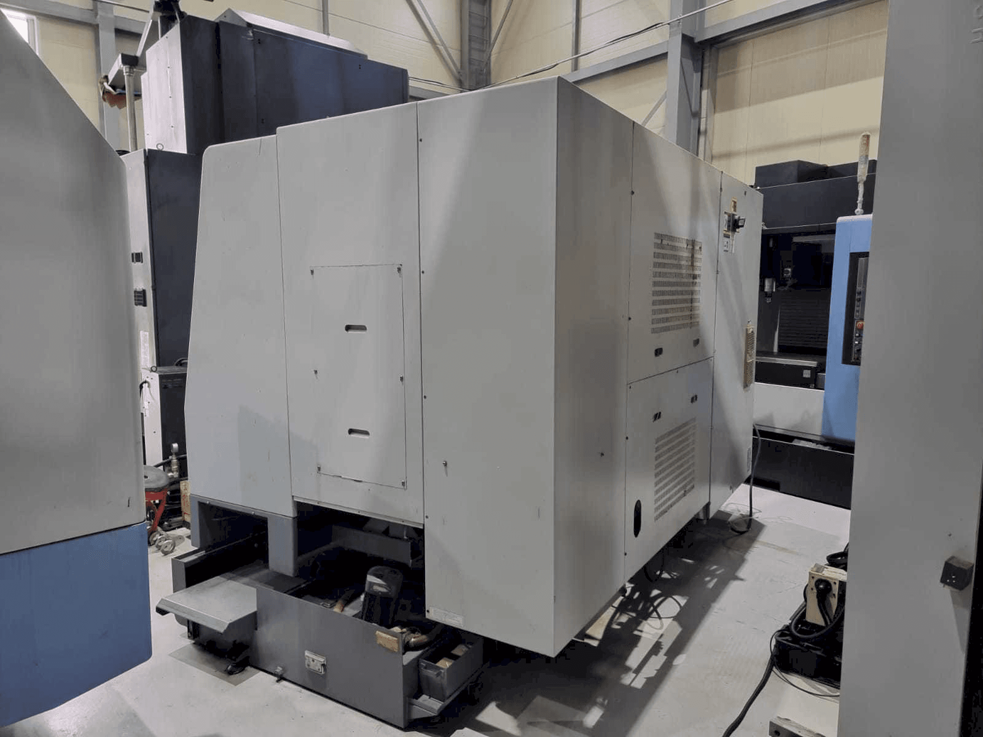 Čelní pohled na Hyundai Kia SKT250Y stroj