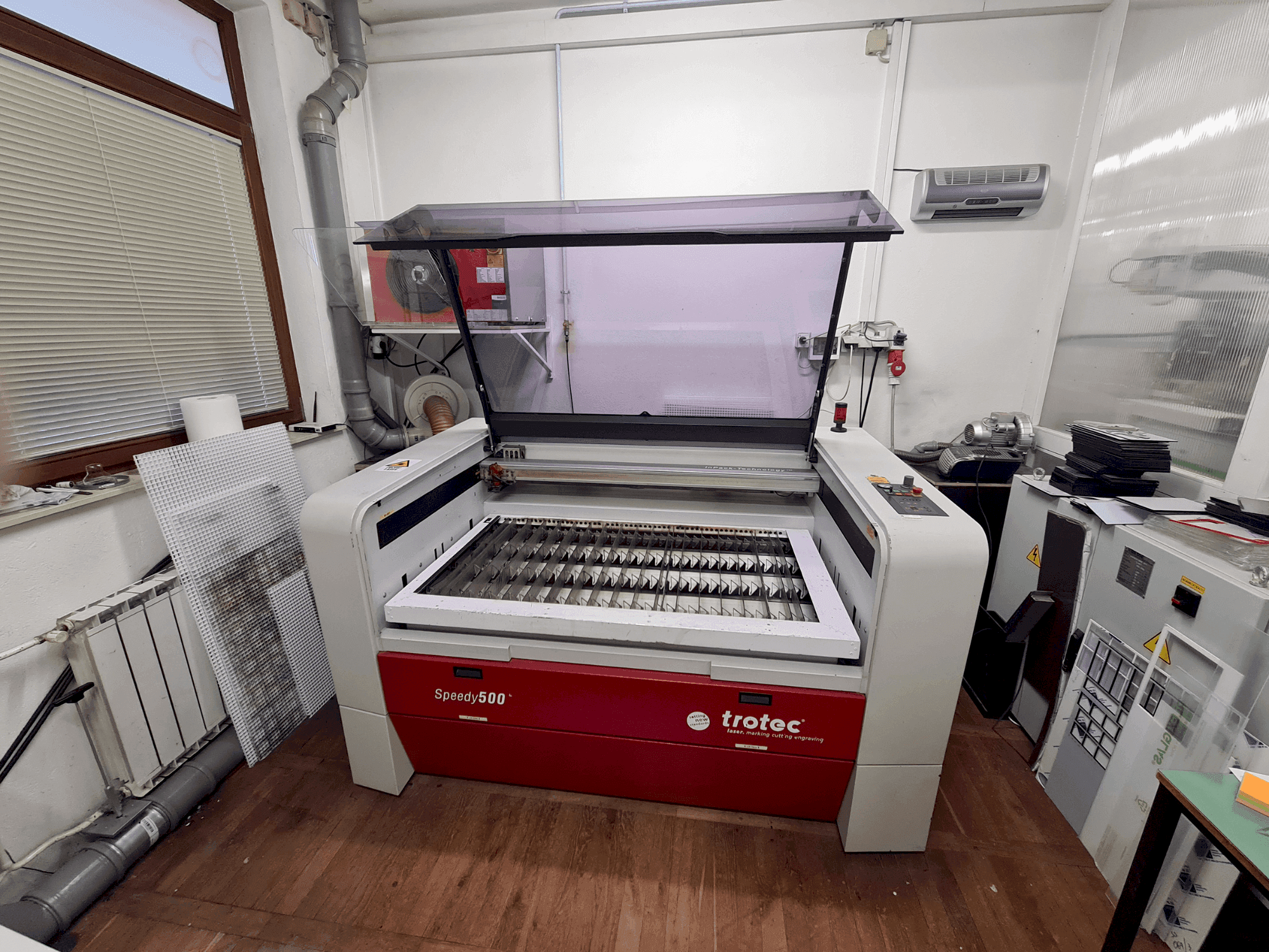 Čelní pohled na Trotec Speedy 500 stroj