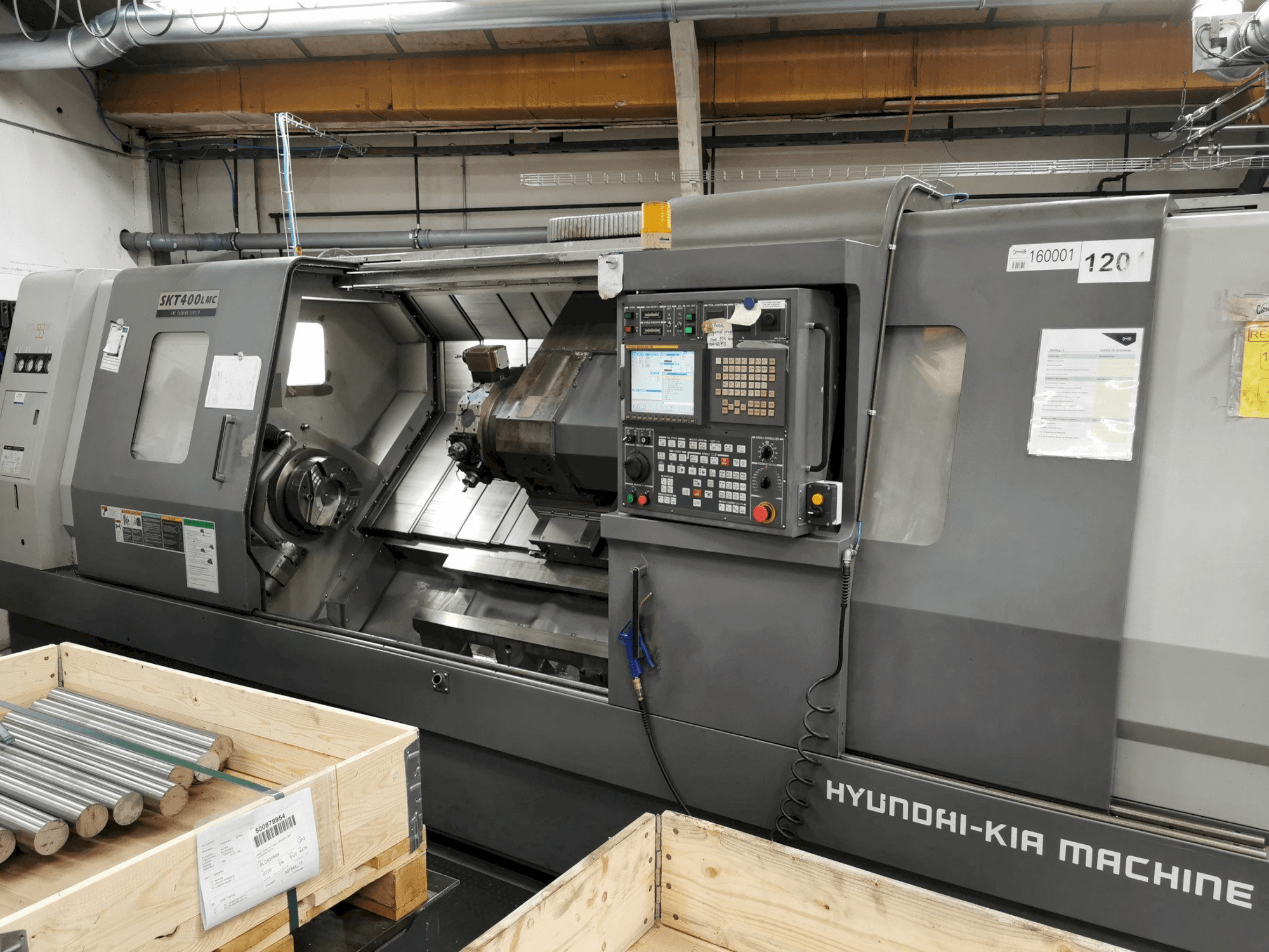 Čelní pohled na Hyundai Kia SKT400LMC stroj