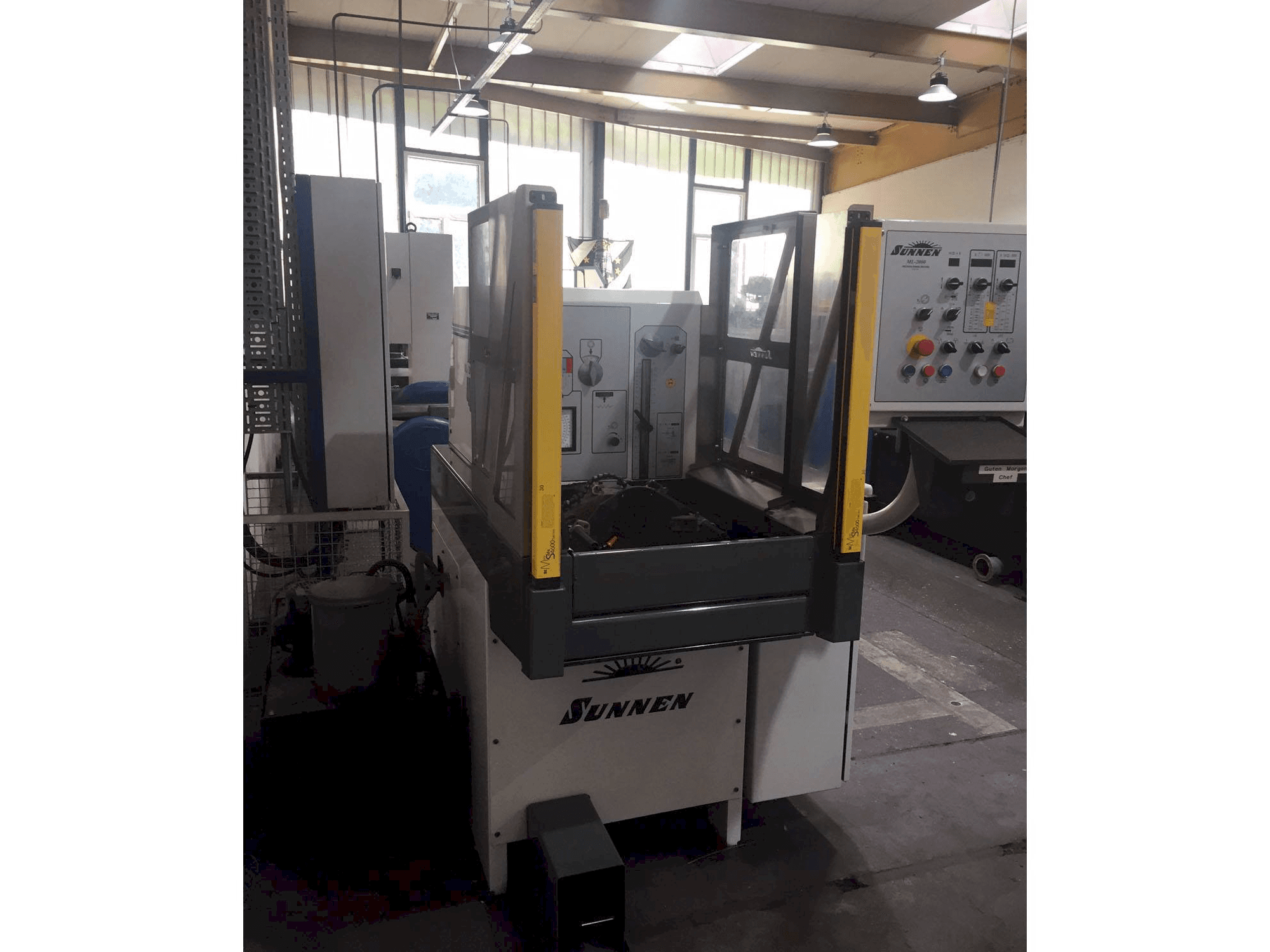 Čelní pohled na Sunnen ML-2000 stroj