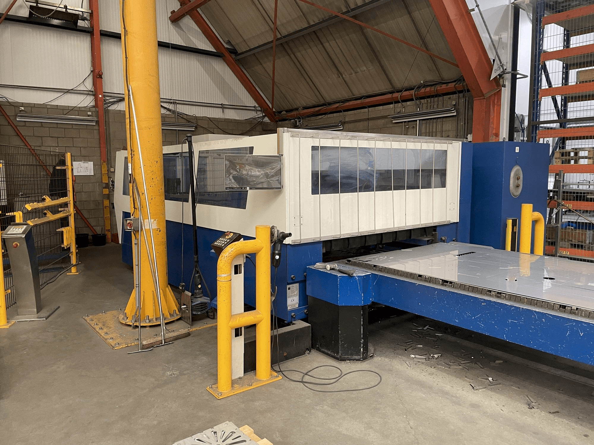 Čelní pohled na Trumpf Trumatic L3050 5kW stroj