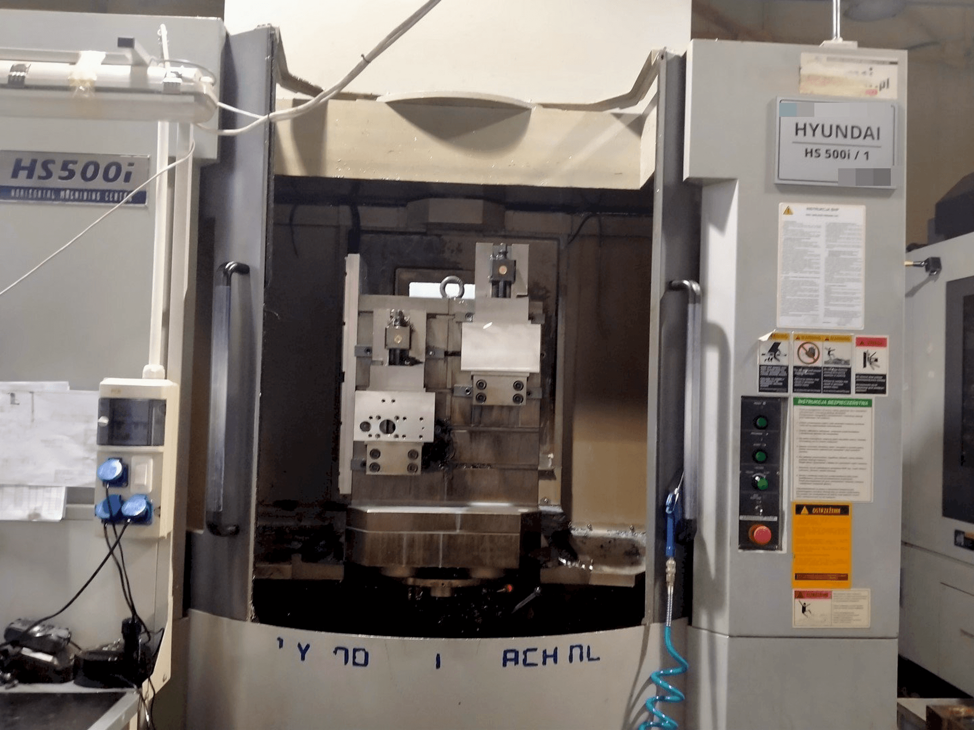 Čelní pohled na Hyundai Kia HS500i stroj