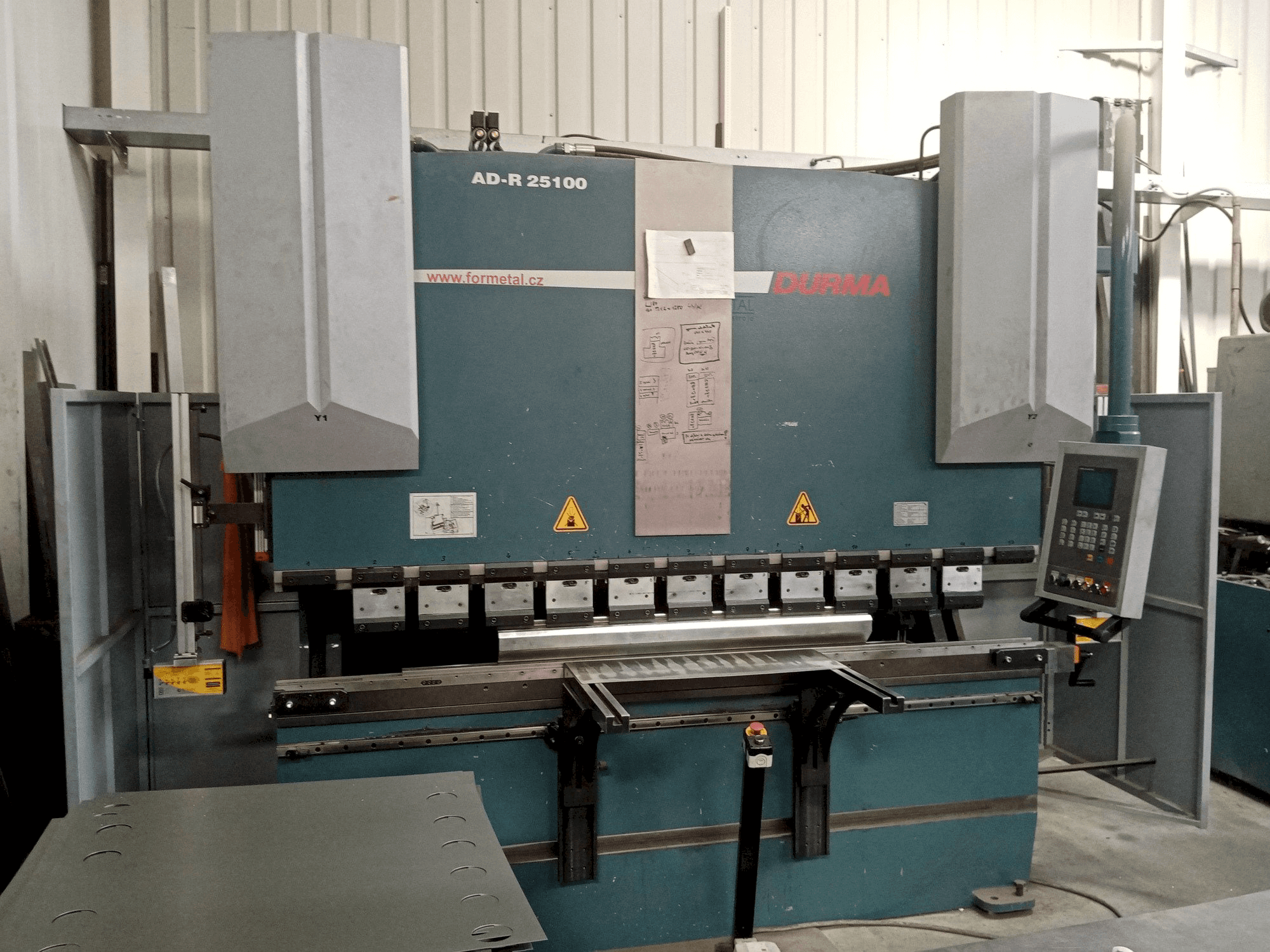 Čelní pohled na Durma AD-R 25100 stroj