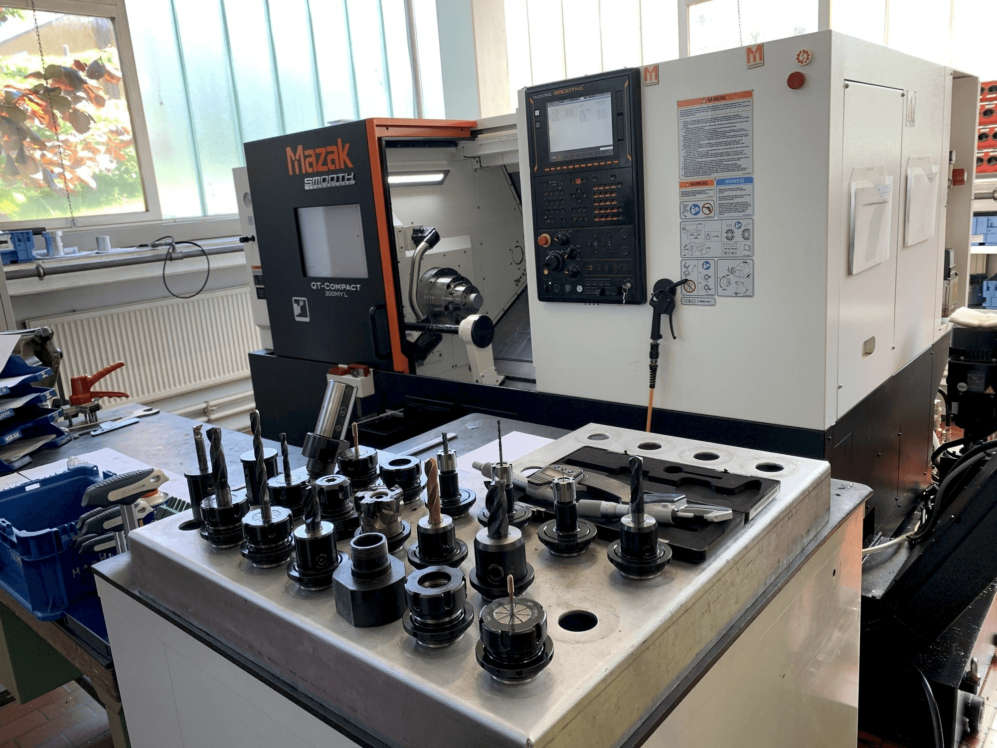 Čelní pohled na Mazak QTC 300MY L500 stroj