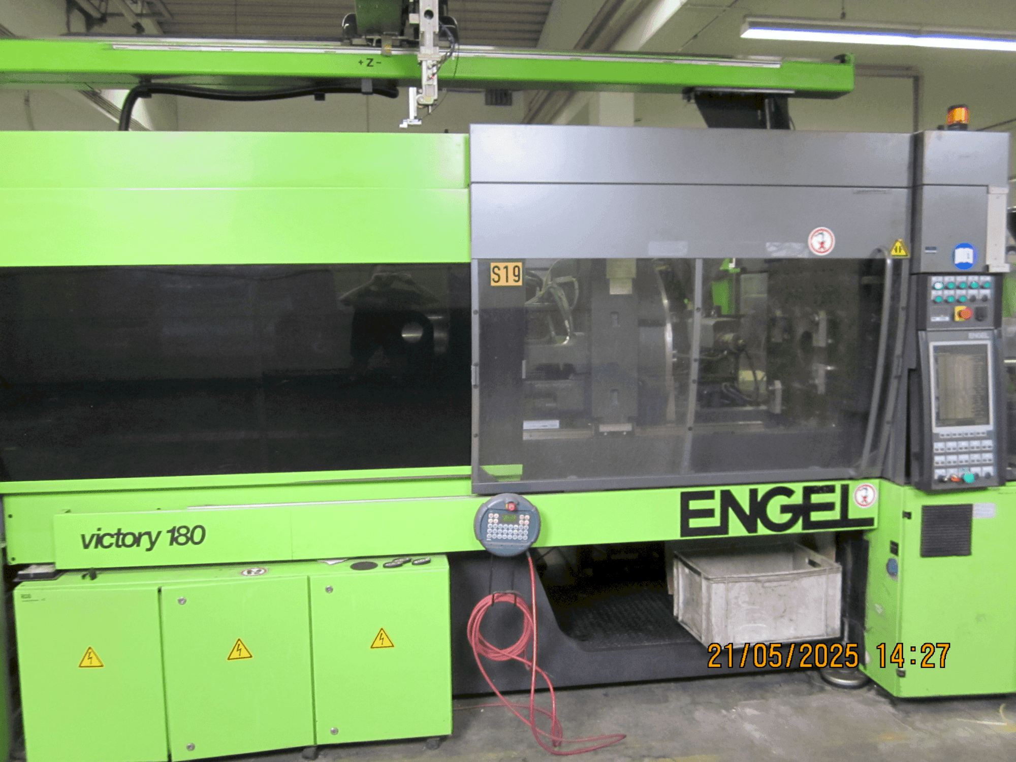 Čelní pohled na Engel VC 330H/200el/180 Combi stroj