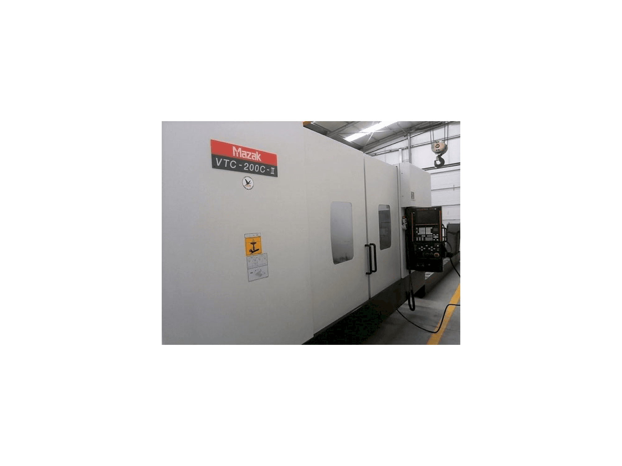 Čelní pohled na Mazak VTC-200C stroj