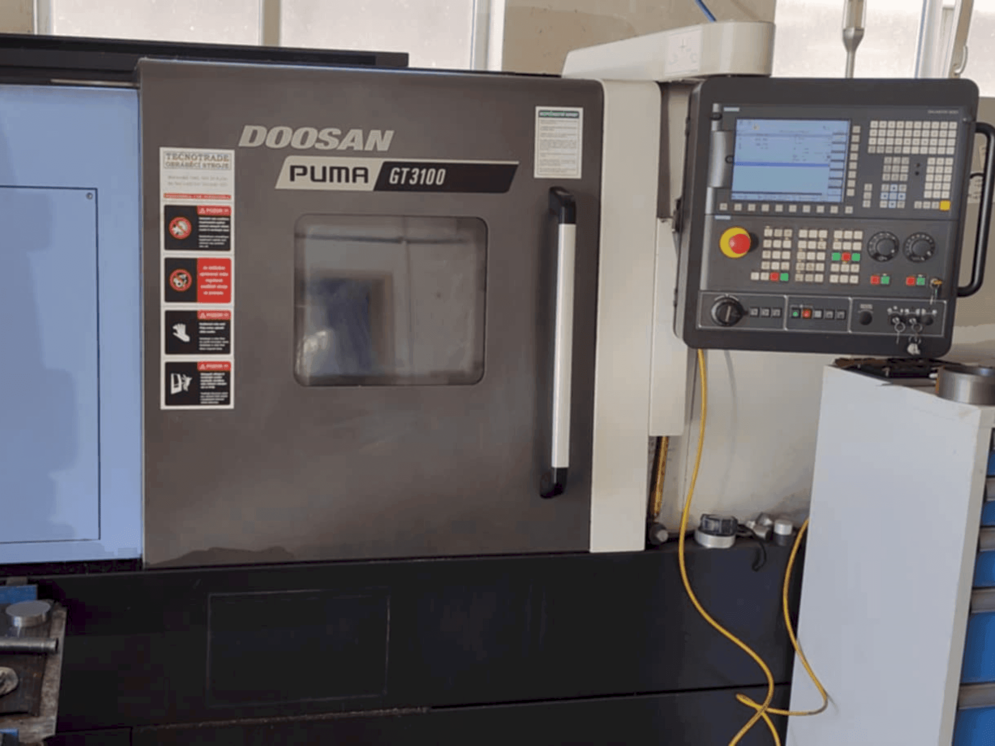 Čelní pohled na DOOSAN Puma GT3100 stroj