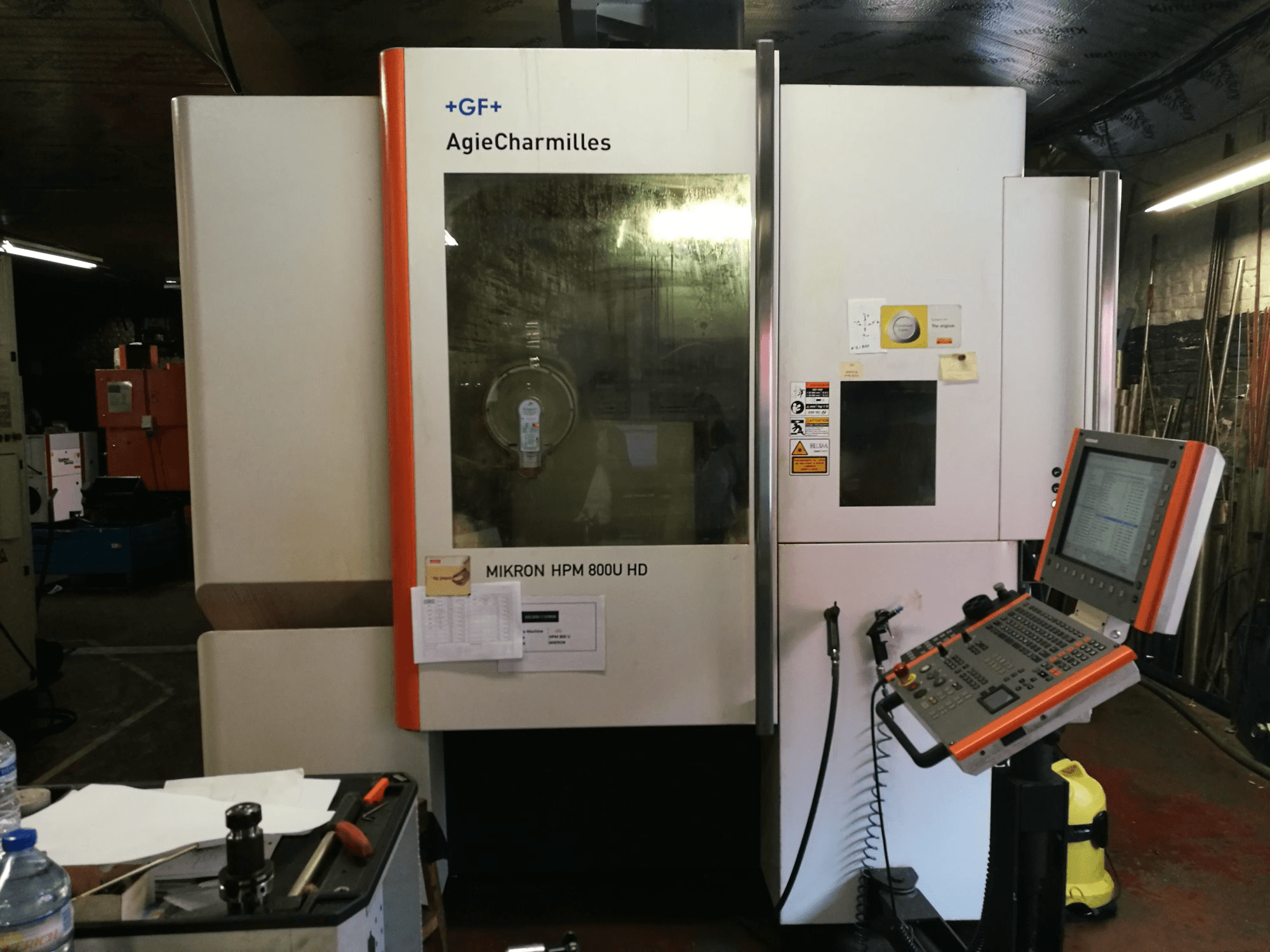 Čelní pohled na AgieCharmilles MIKRON HPM 800U HD stroj