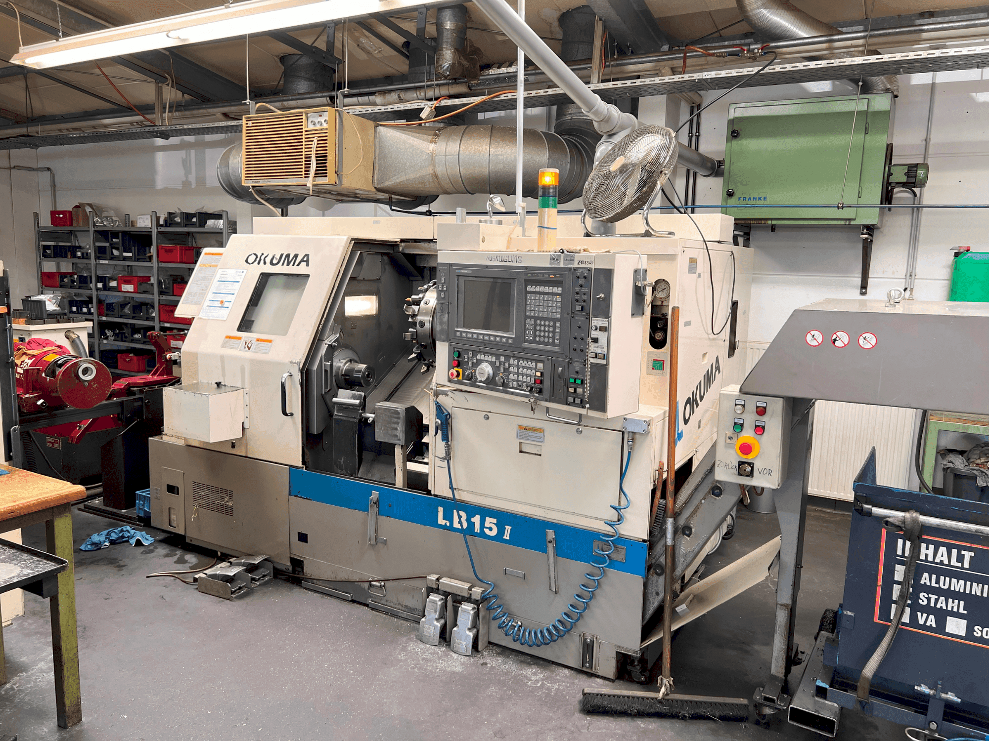 Čelní pohled na Okuma LB15II stroj