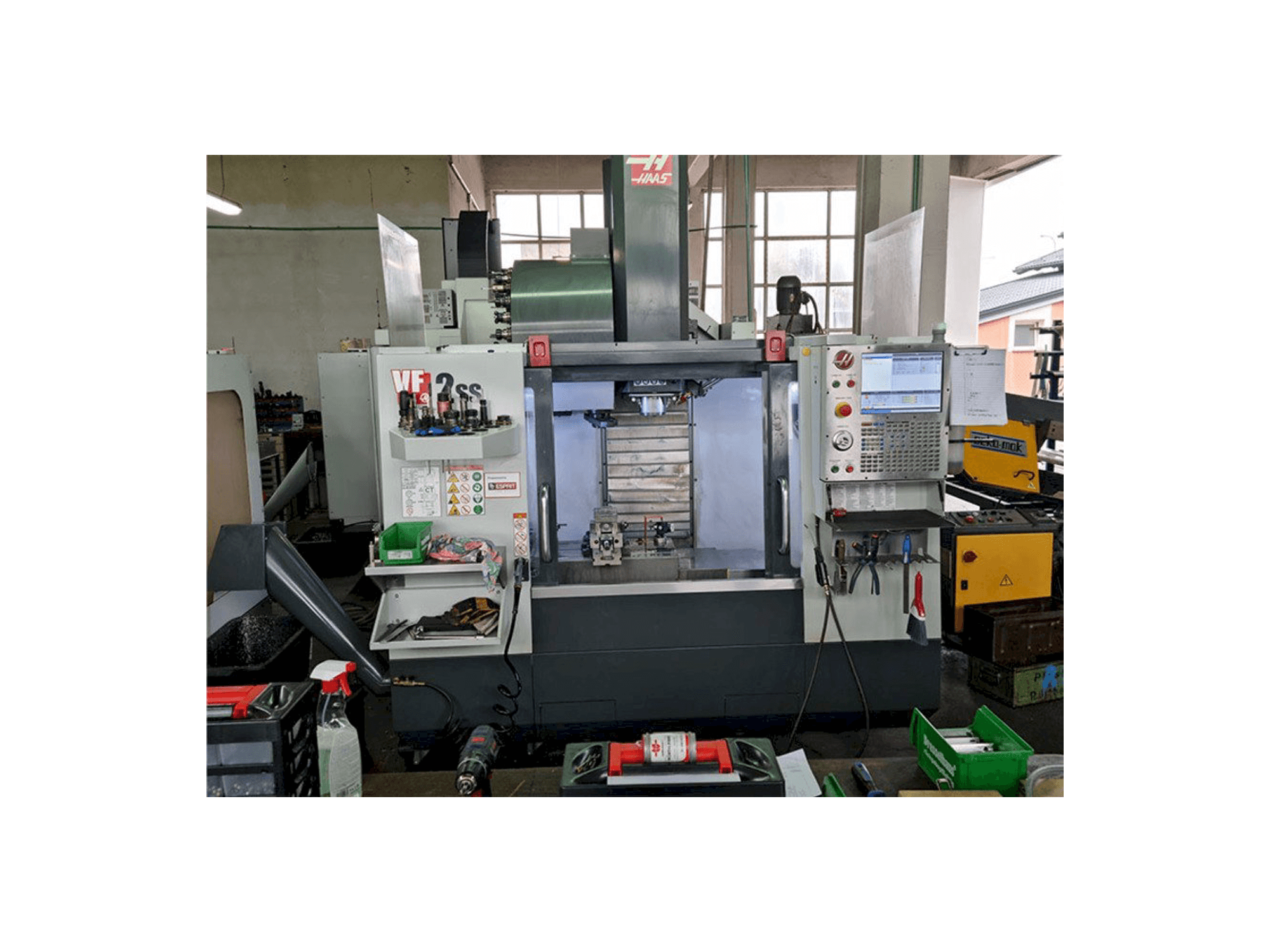 Čelní pohled na HAAS VF-2SS stroj