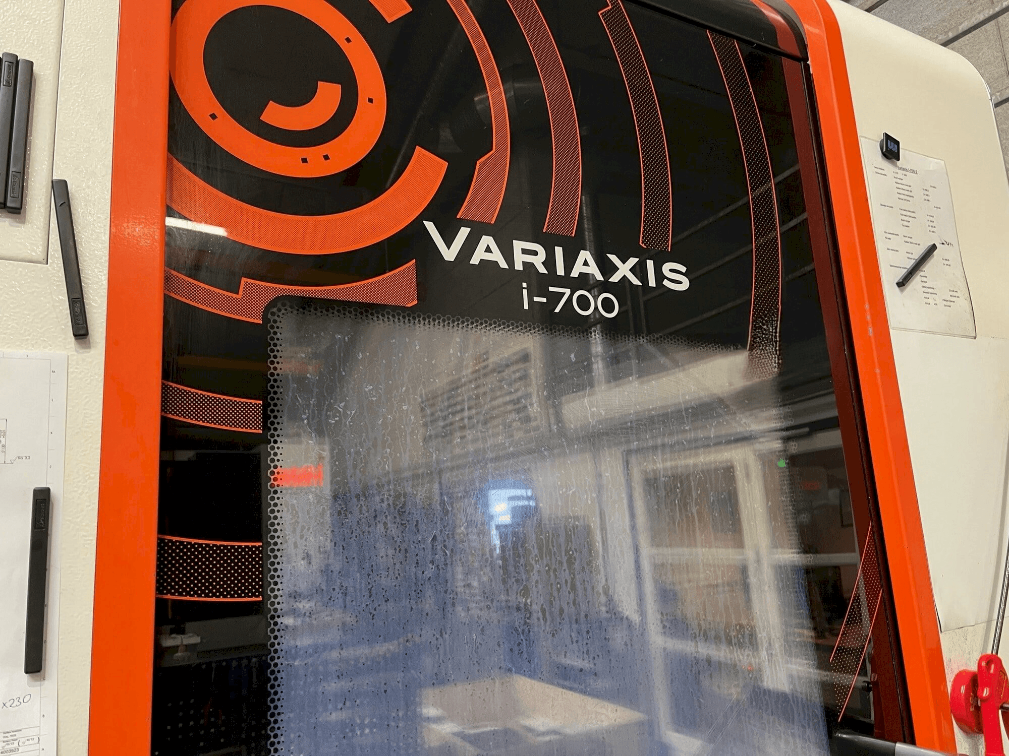 Čelní pohled na Mazak Variaxis i-700 stroj