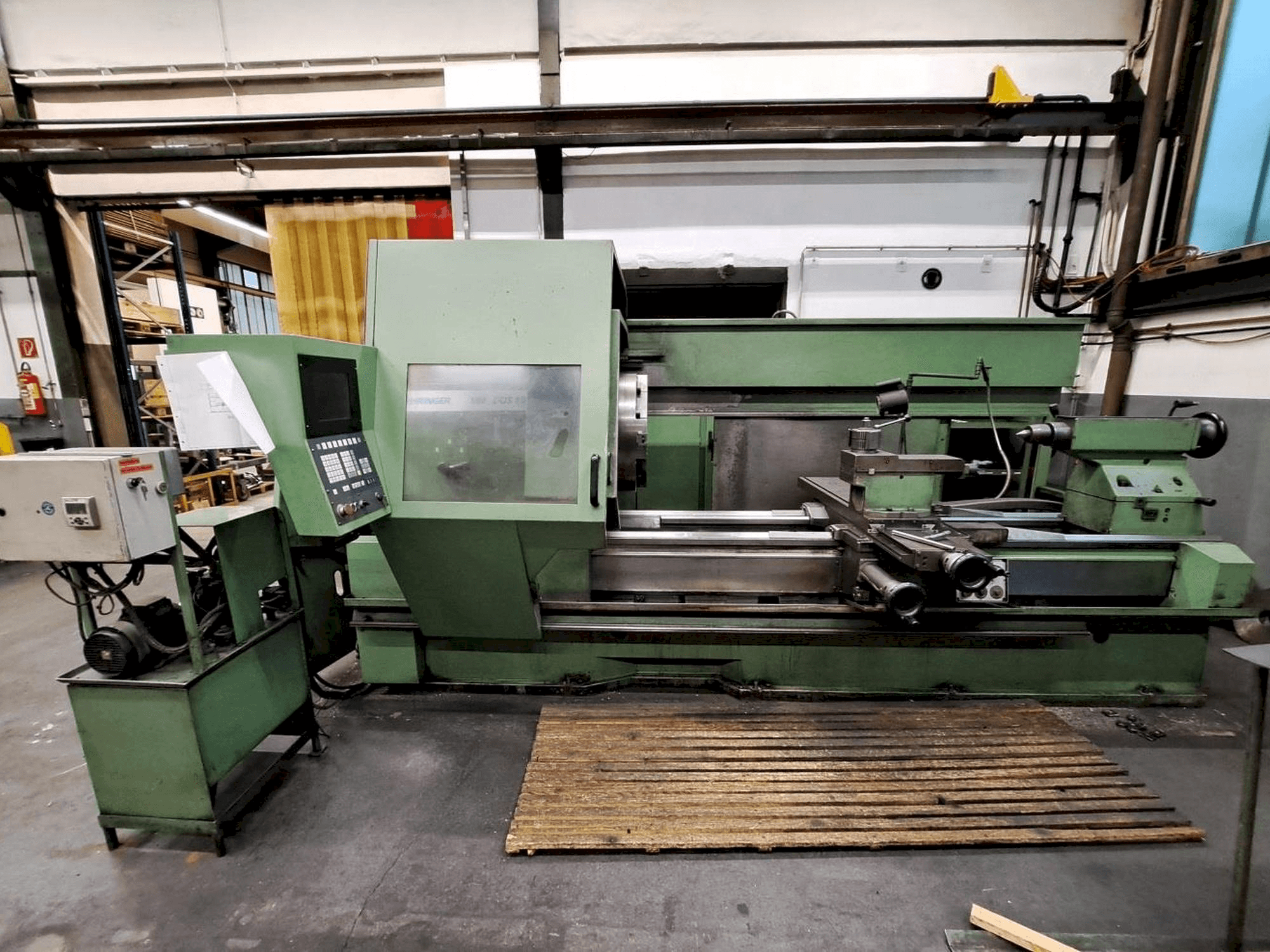 Čelní pohled na BOEHRINGER VDF DUS 1000 stroj