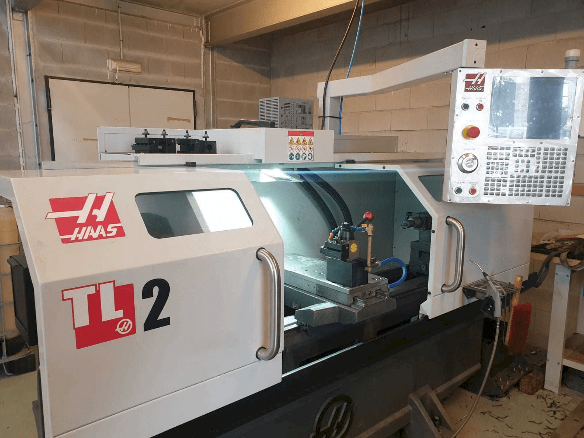 Čelní pohled na HAAS TL-2 stroj