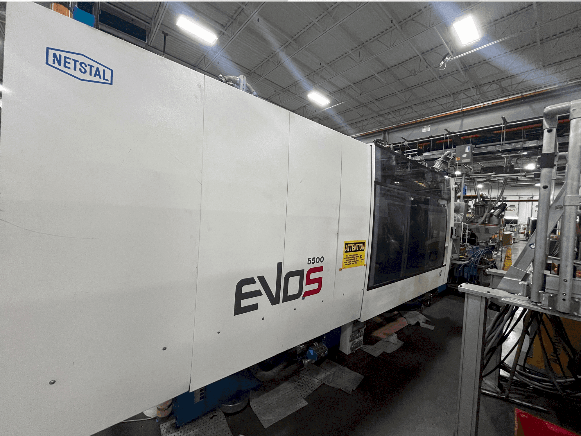 Čelní pohled na Netstal EVOS 5500-2900 Speed stroj