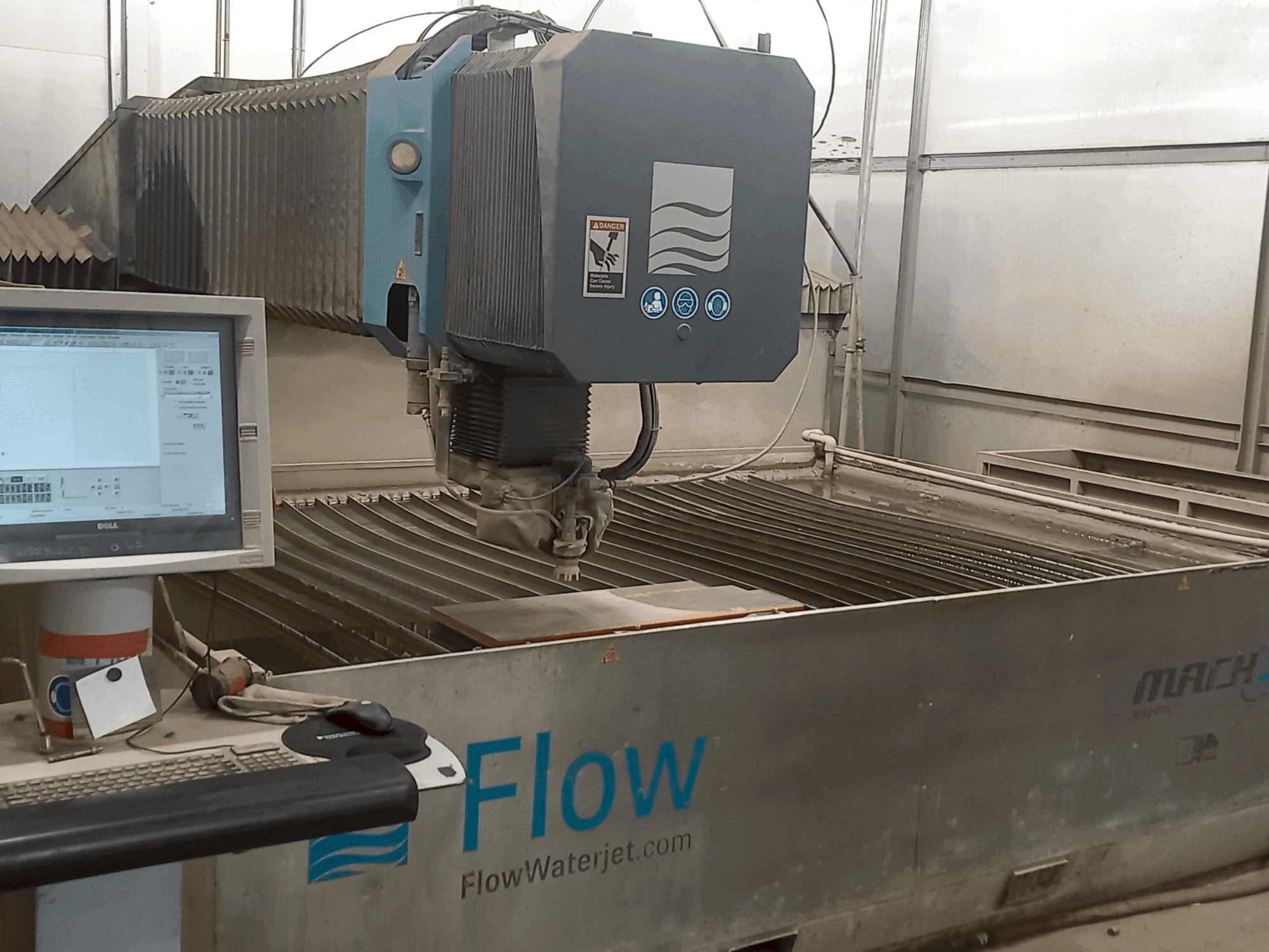Čelní pohled na Flow Mach 3-3020b stroj