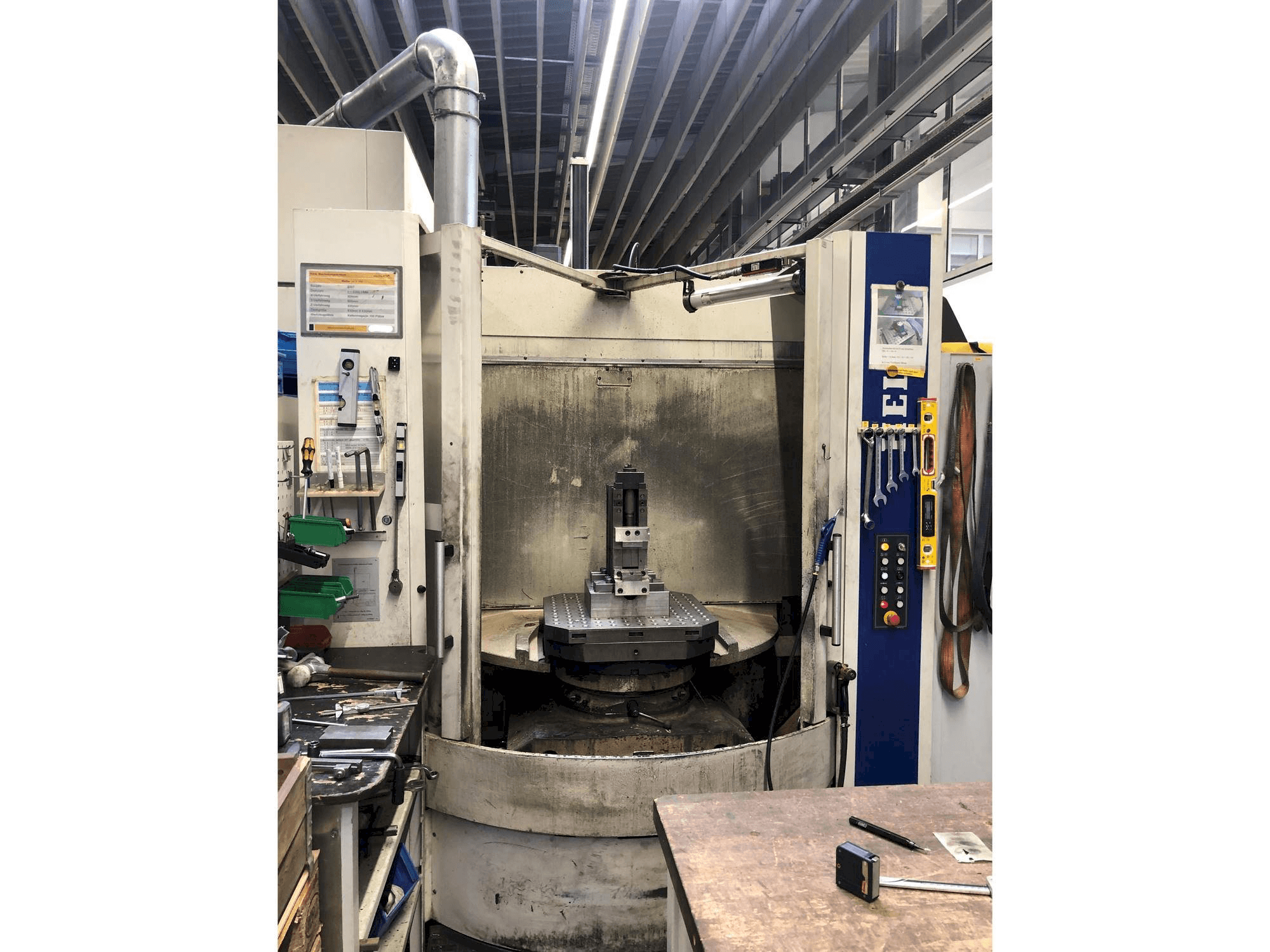 Čelní pohled na HELLER MCH 250 stroj