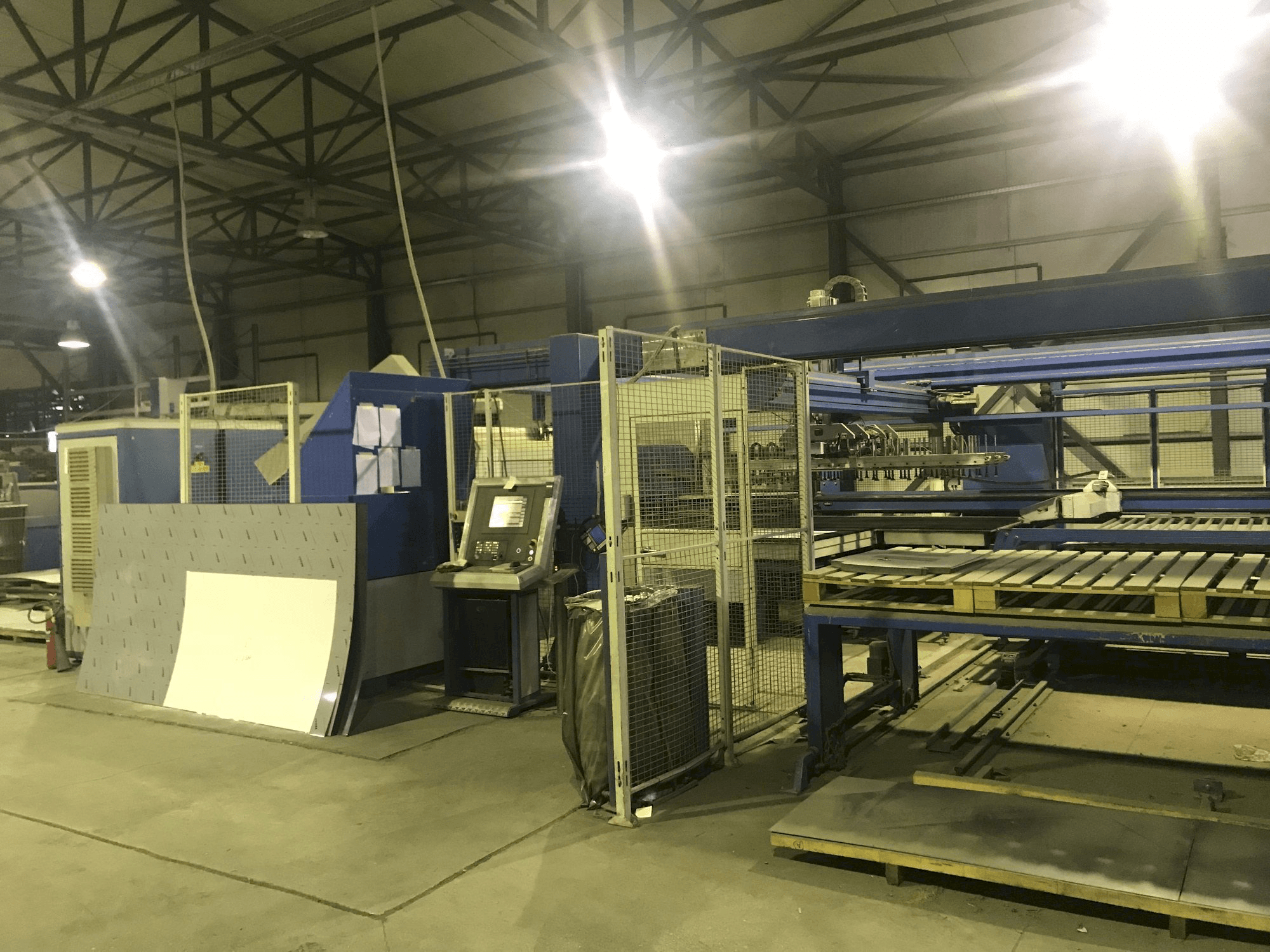 Čelní pohled na Finn-Power LP6 stroj