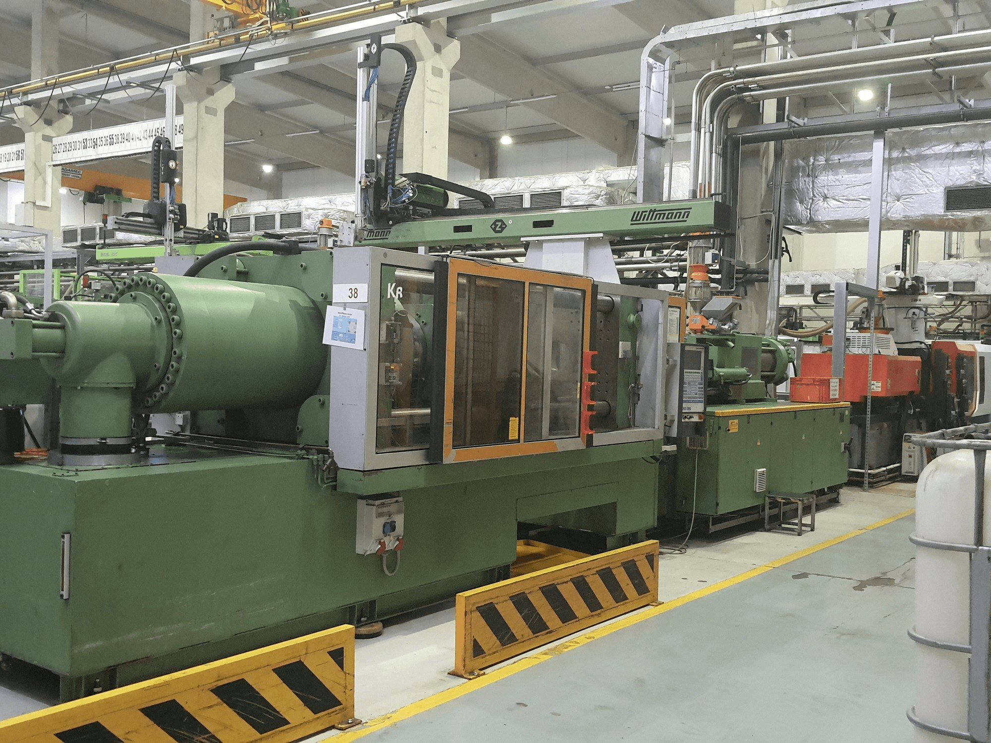 Čelní pohled na Krauss Maffei 420-3000 stroj