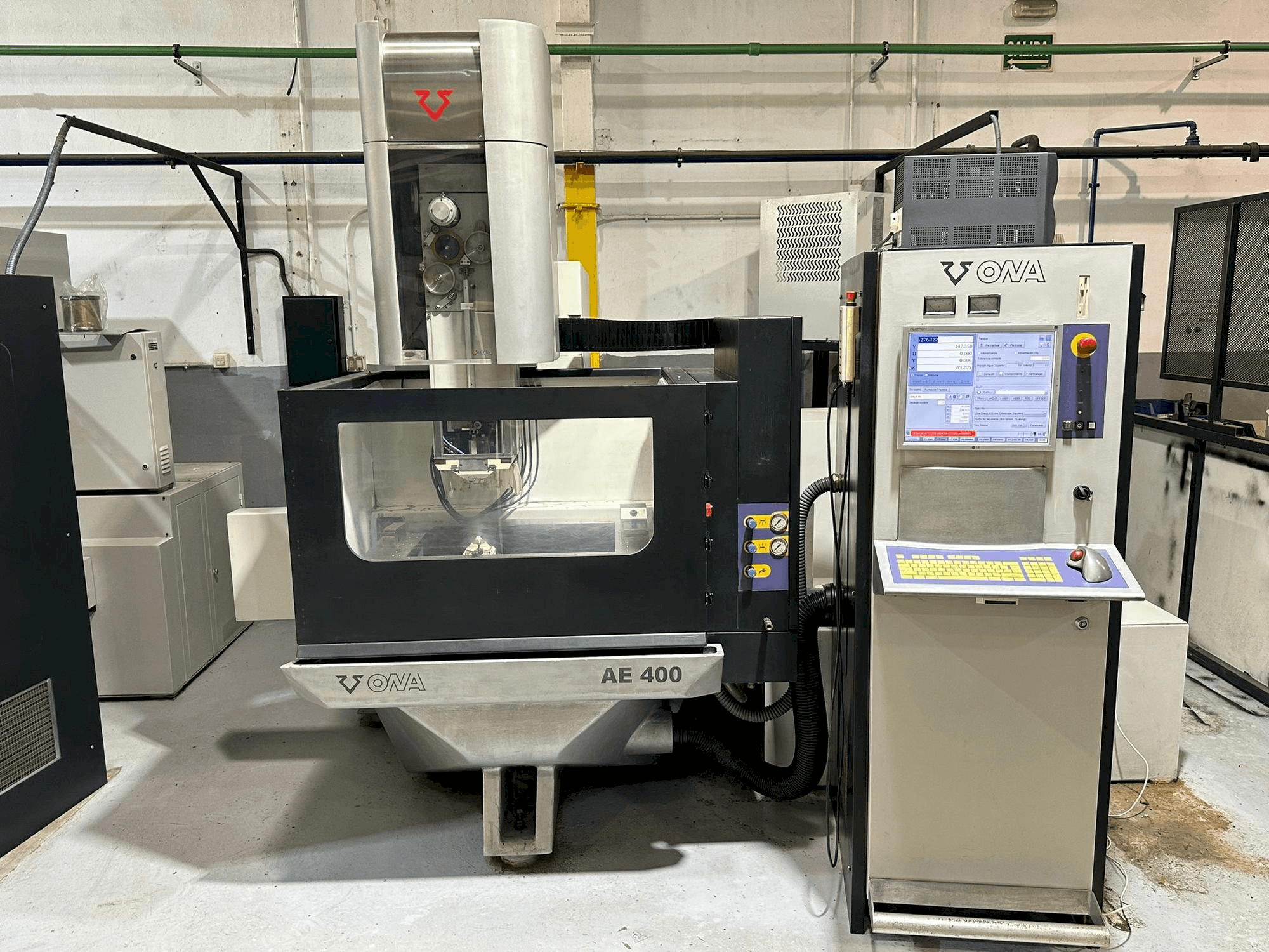 Čelní pohled na ONA AE400 stroj