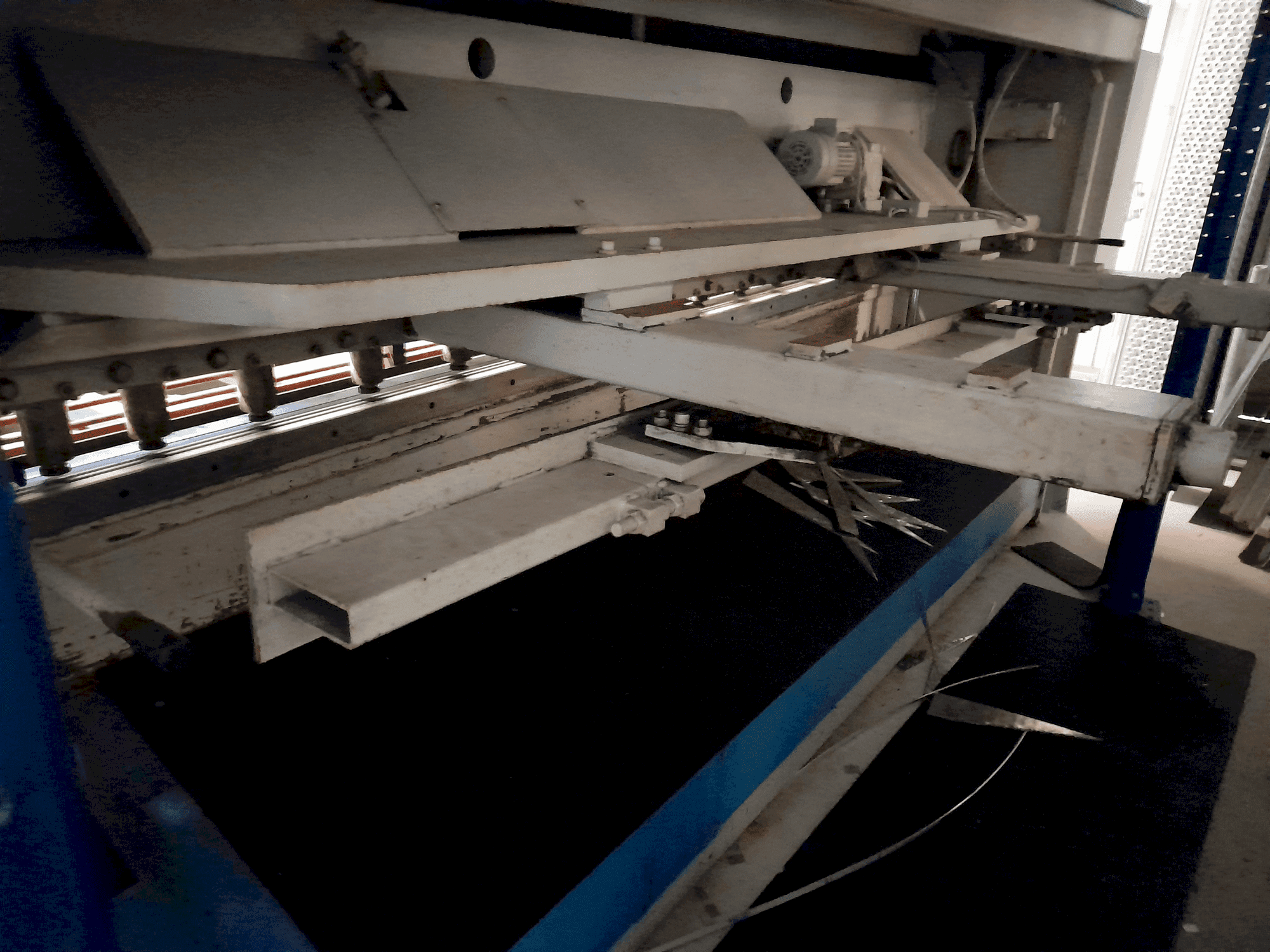 Čelní pohled na LVD HST 25/6 stroj