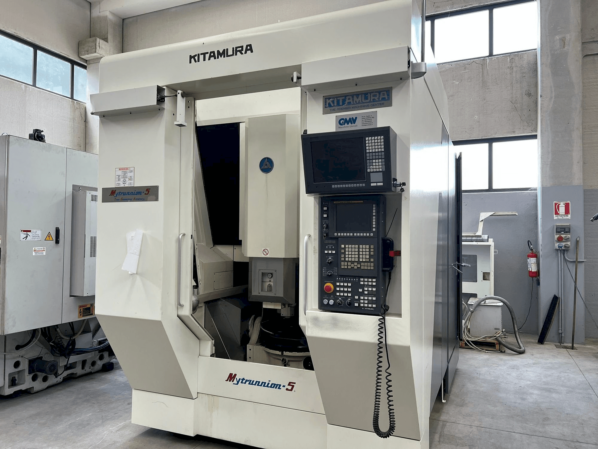 Čelní pohled na Kitamura Mytrunnion 5 stroj