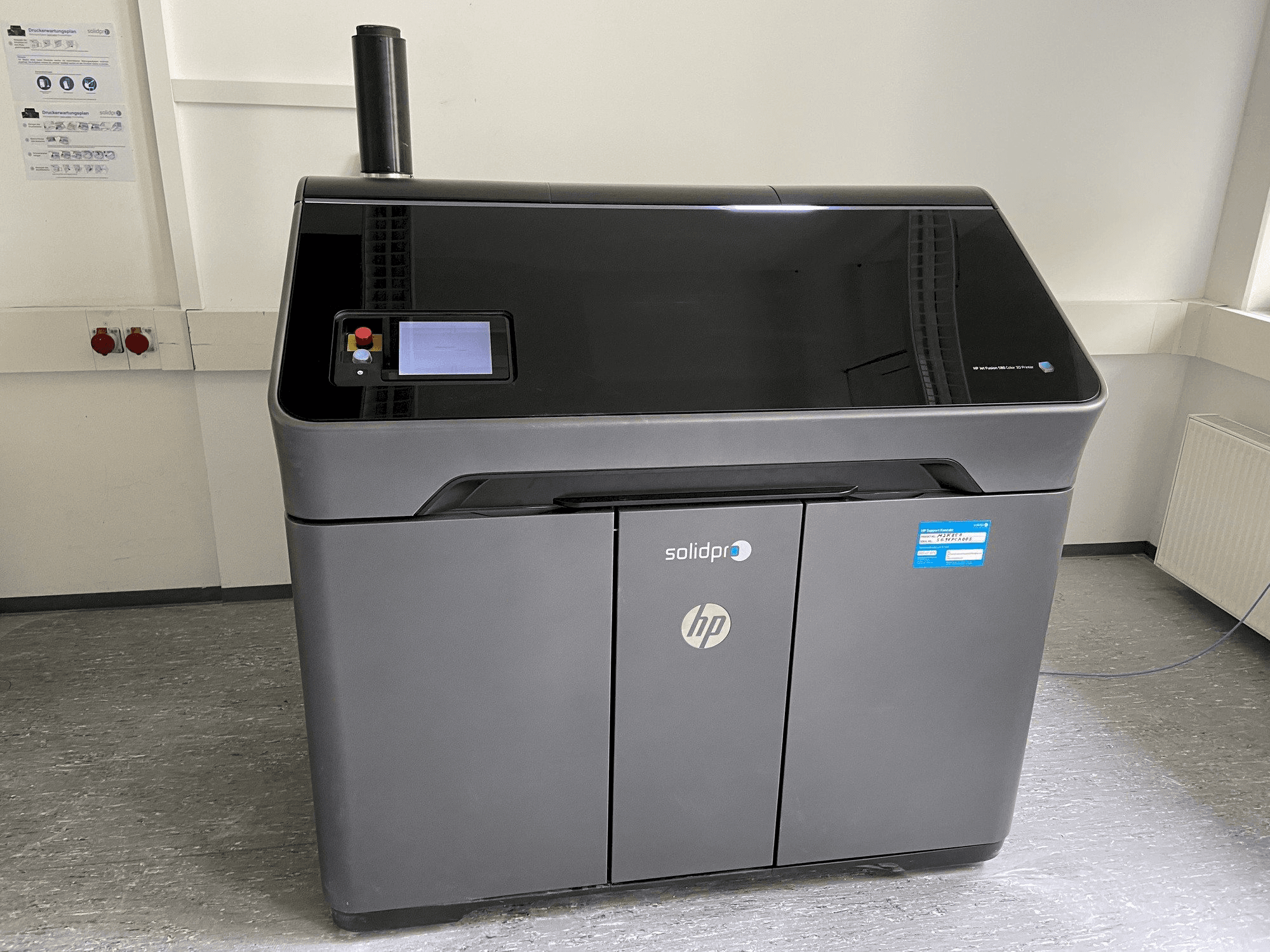 Čelní pohled na HP Jet Fusion 580 Color 3D printer stroj
