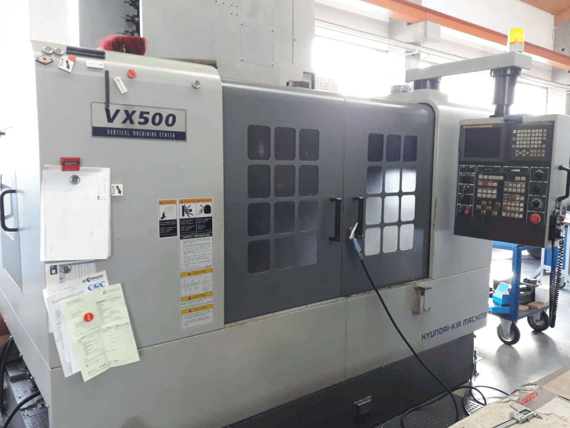 Čelní pohled na Hyundai Kia VX500 stroj