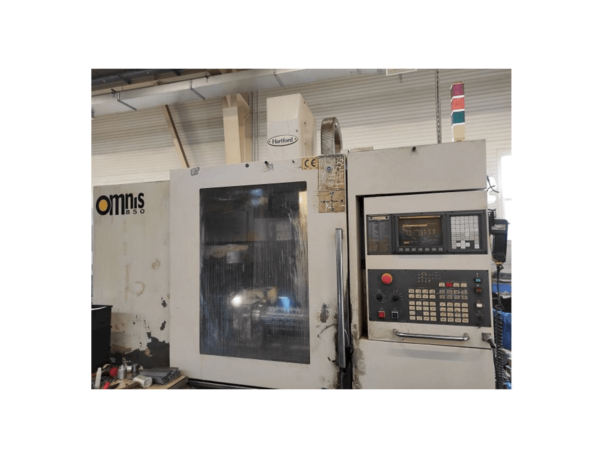 Čelní pohled na Hartford Omnis 850 stroj