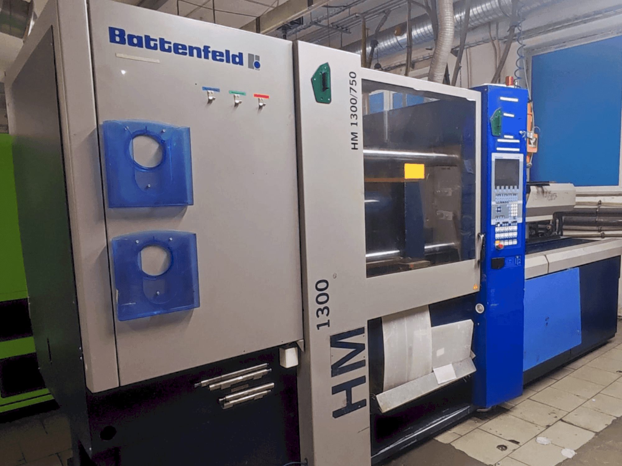 Čelní pohled na Battenfeld HM 1300/750 stroj