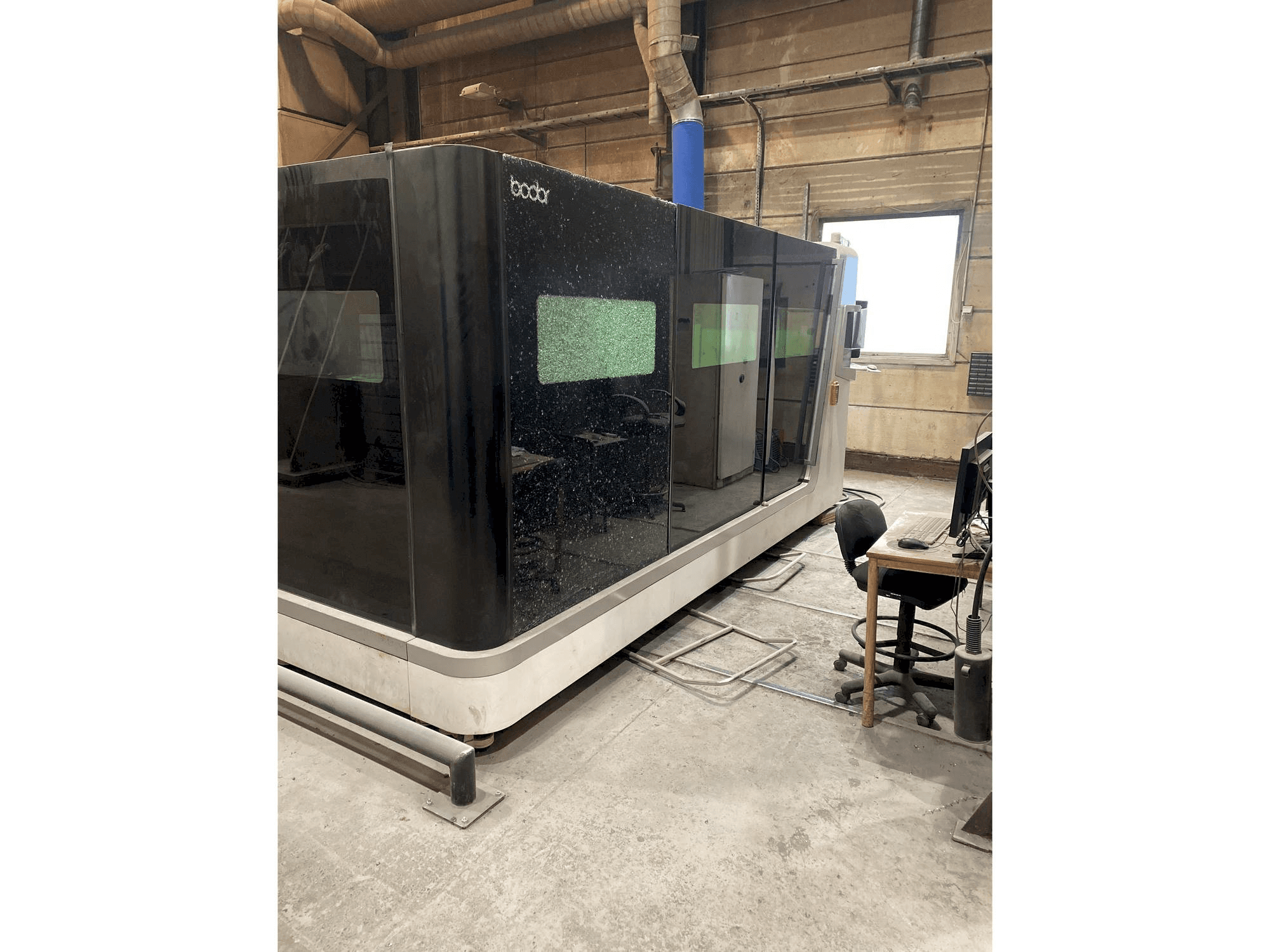 Čelní pohled na Bodor S2040 stroj