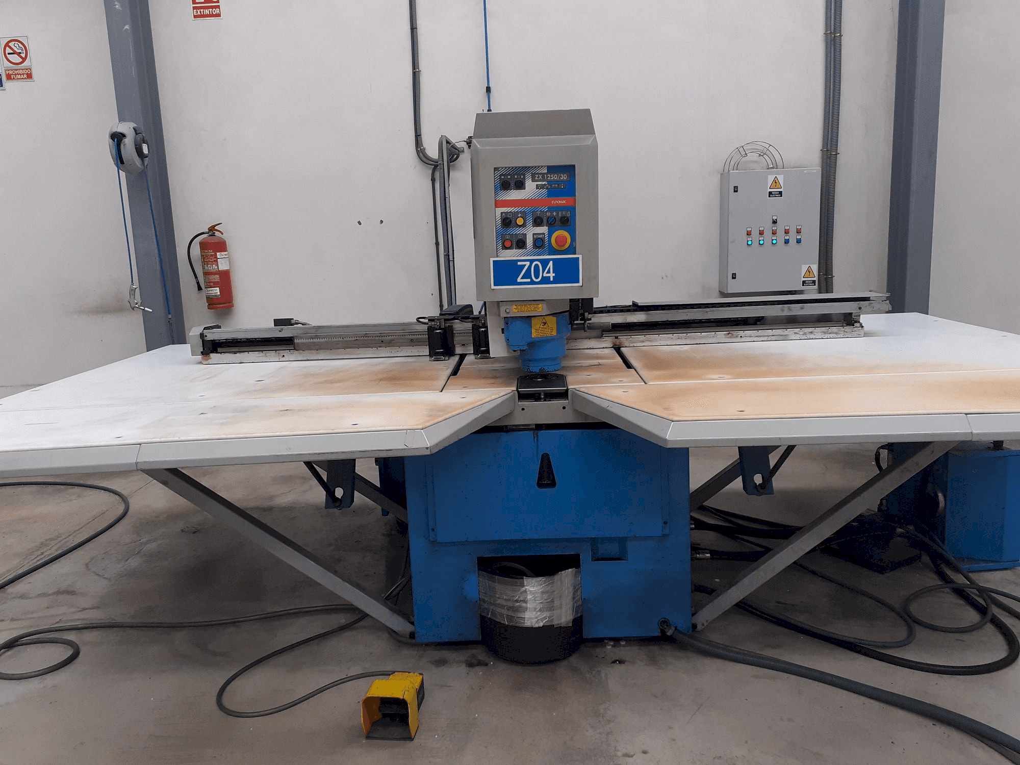 Čelní pohled na Euromac ZX125-30 stroj