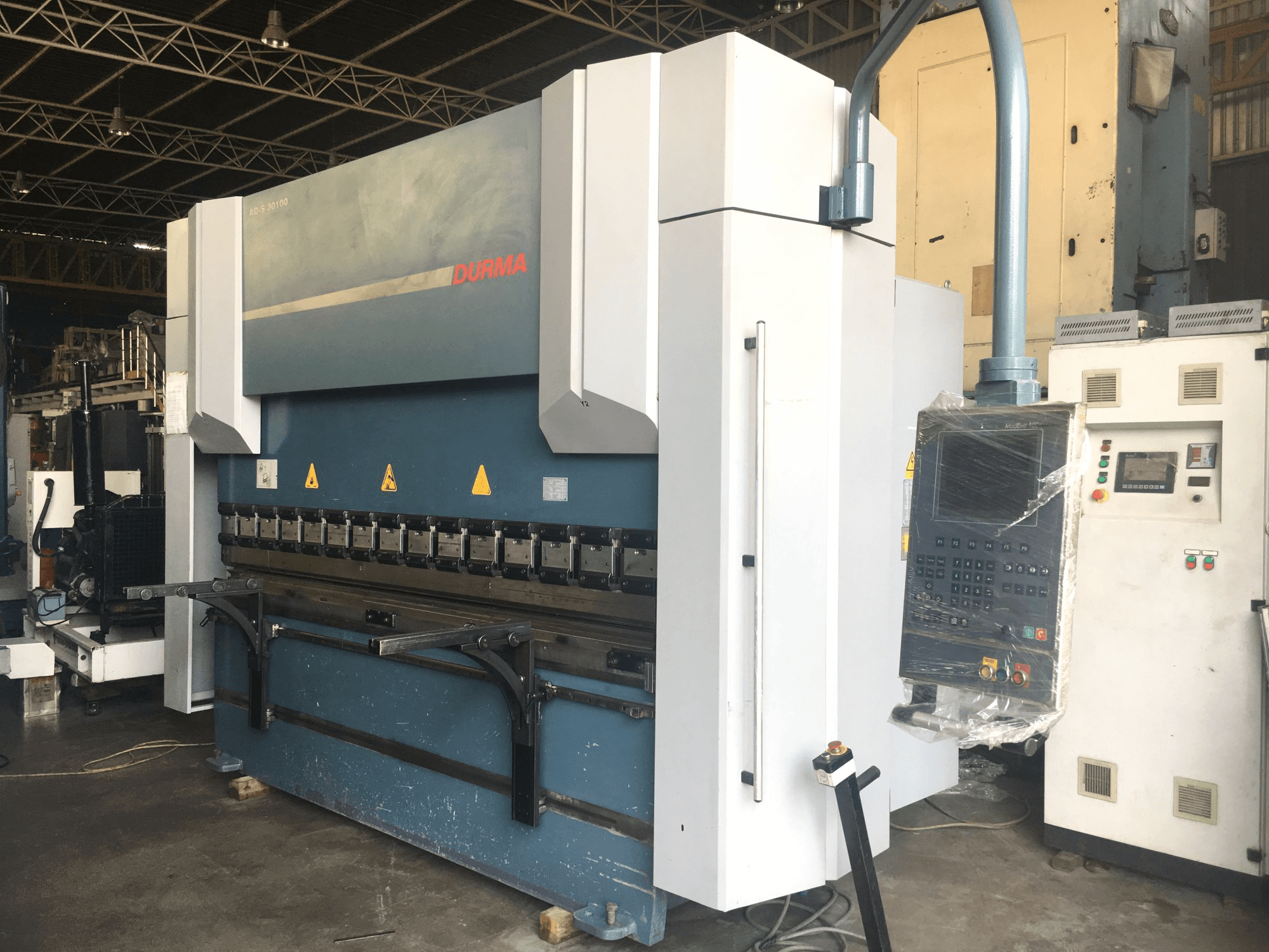 Pravý pohled na Durma AD-S 30100 stroj