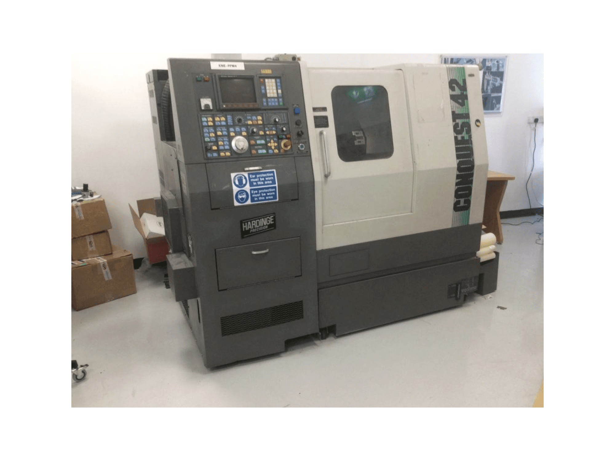 Čelní pohled na Hardinge Conquest 42 stroj