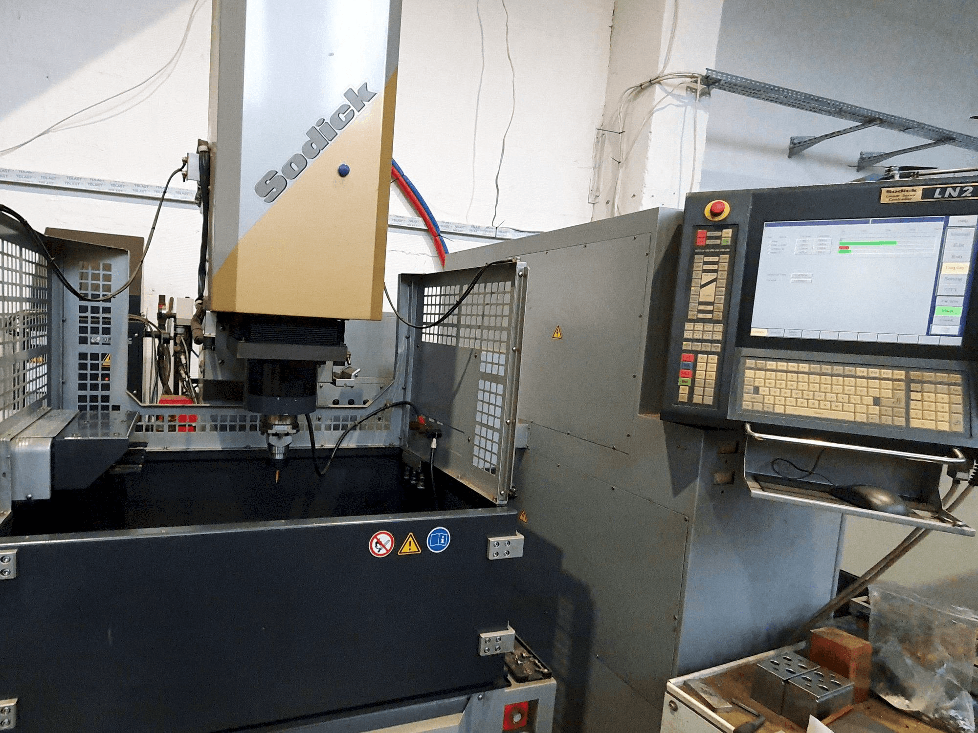 Čelní pohled na Sodick AM3L (2005) stroj